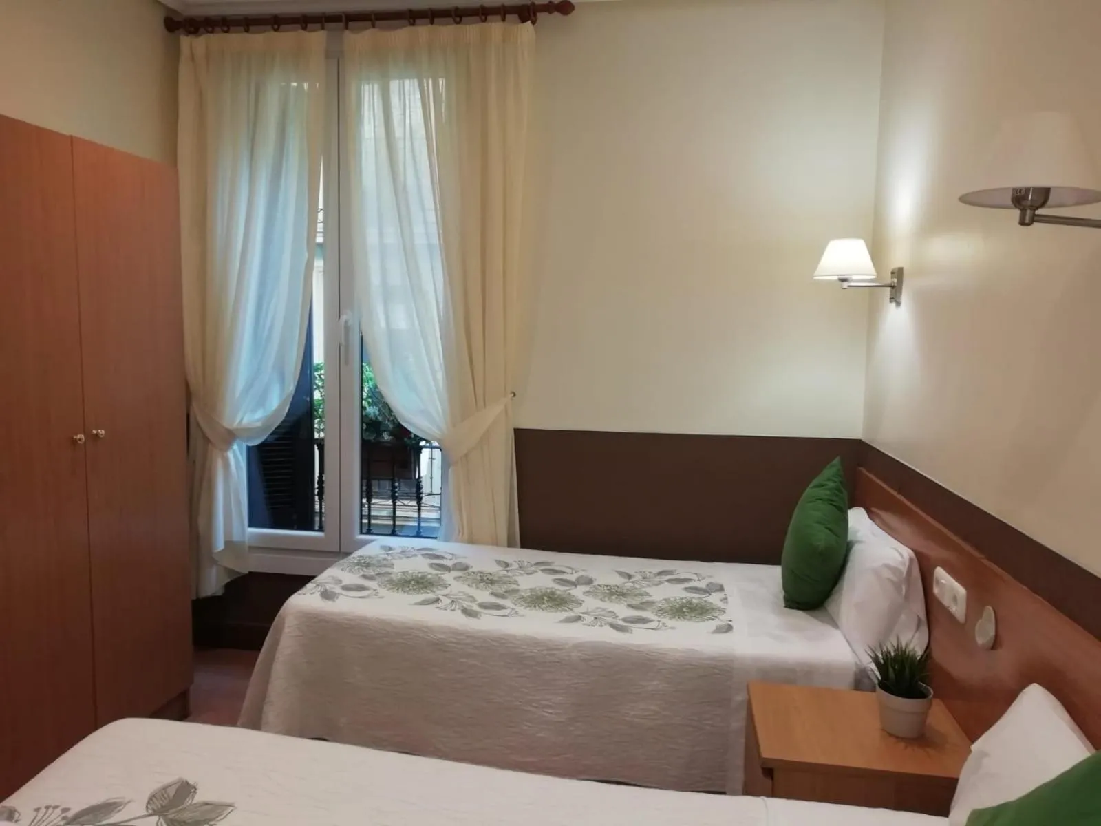 Photo of the whole room, Bed in Pensión San Jerónimo