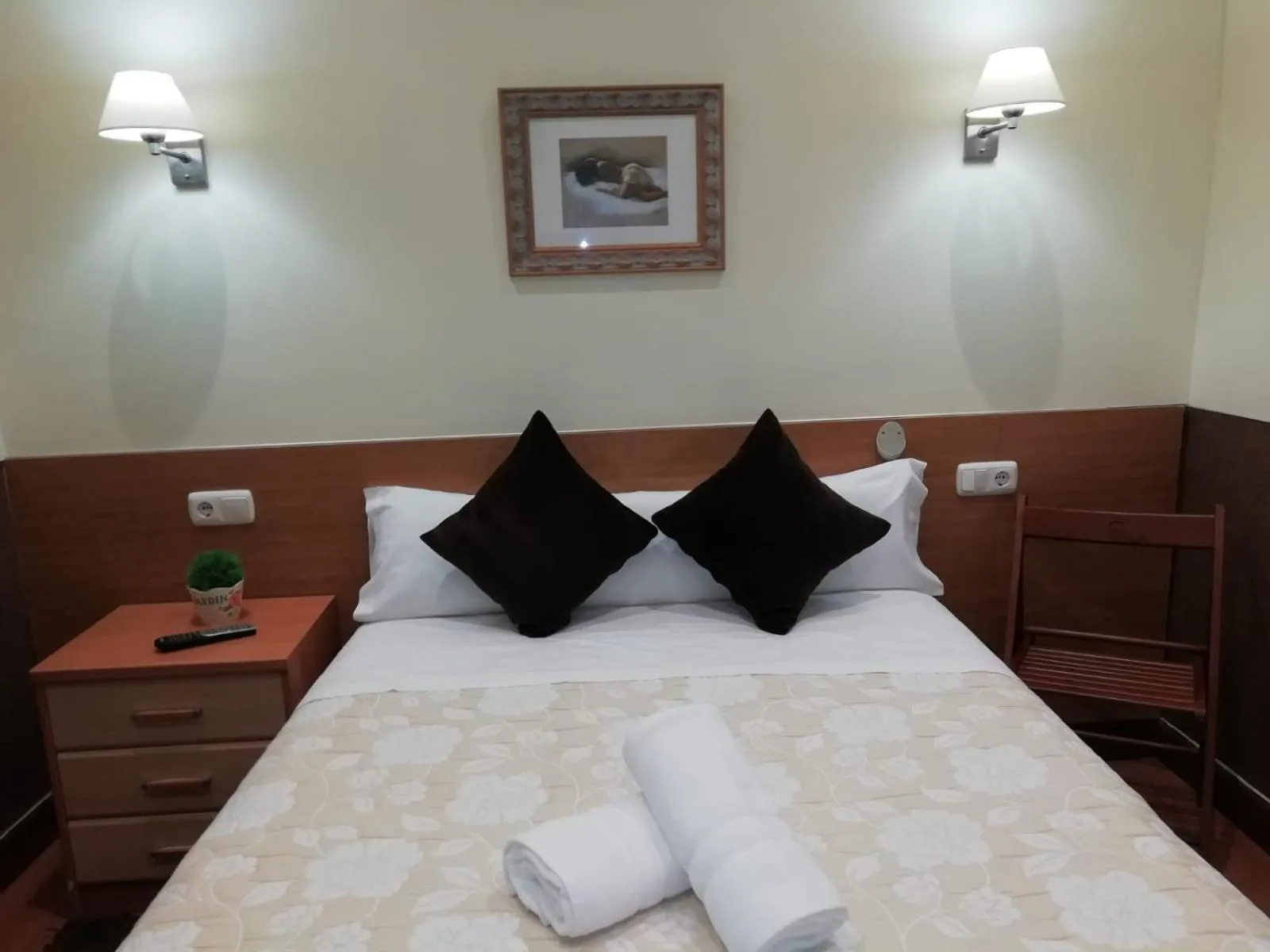 Photo of the whole room, Bed in Pensión San Jerónimo