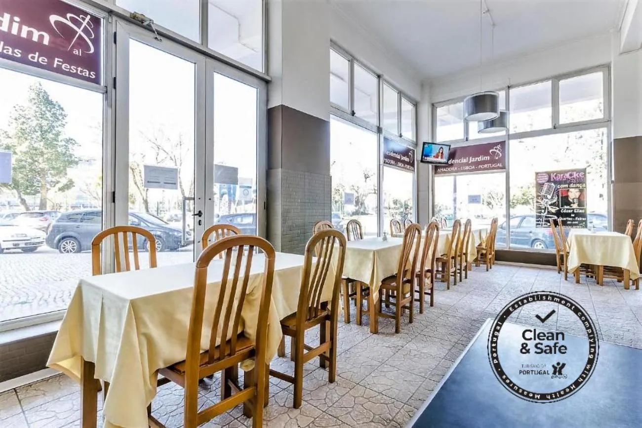 Restaurant/places to eat in Residencial Jardim da Amadora