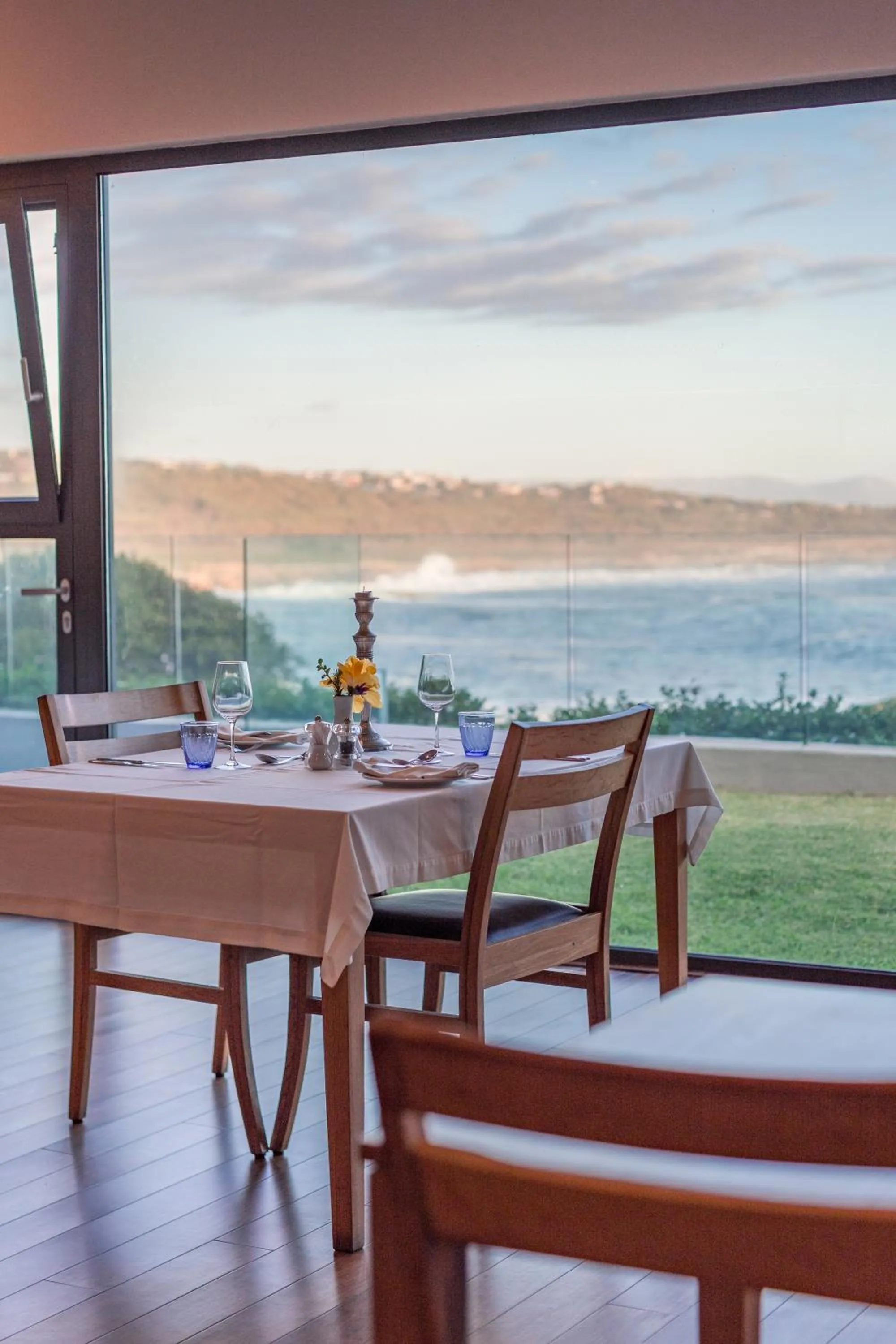 Dining area in Schulphoek Seafront House
