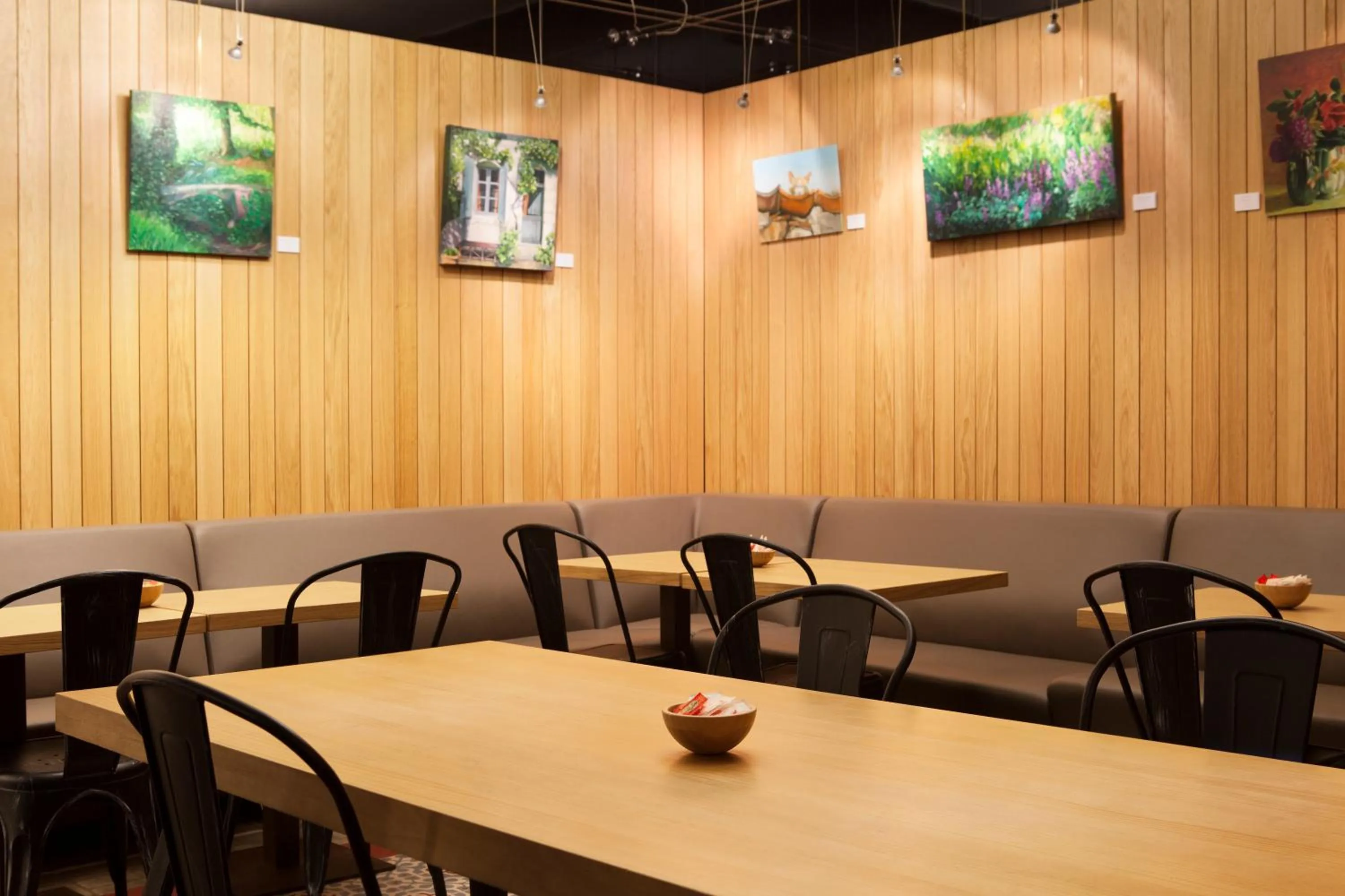 Restaurant/places to eat in Artrip Hotel