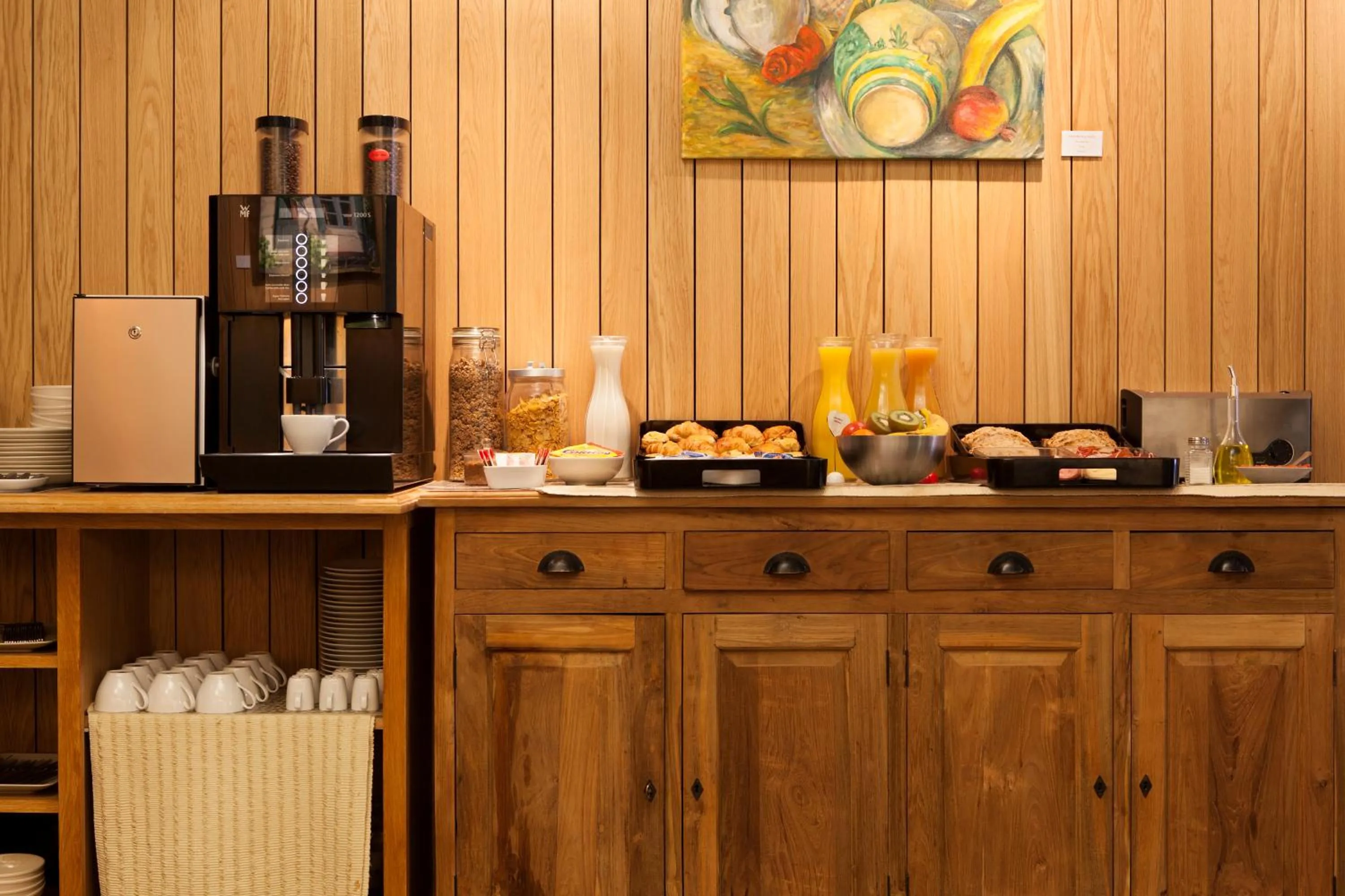 Food and drinks in Artrip Hotel