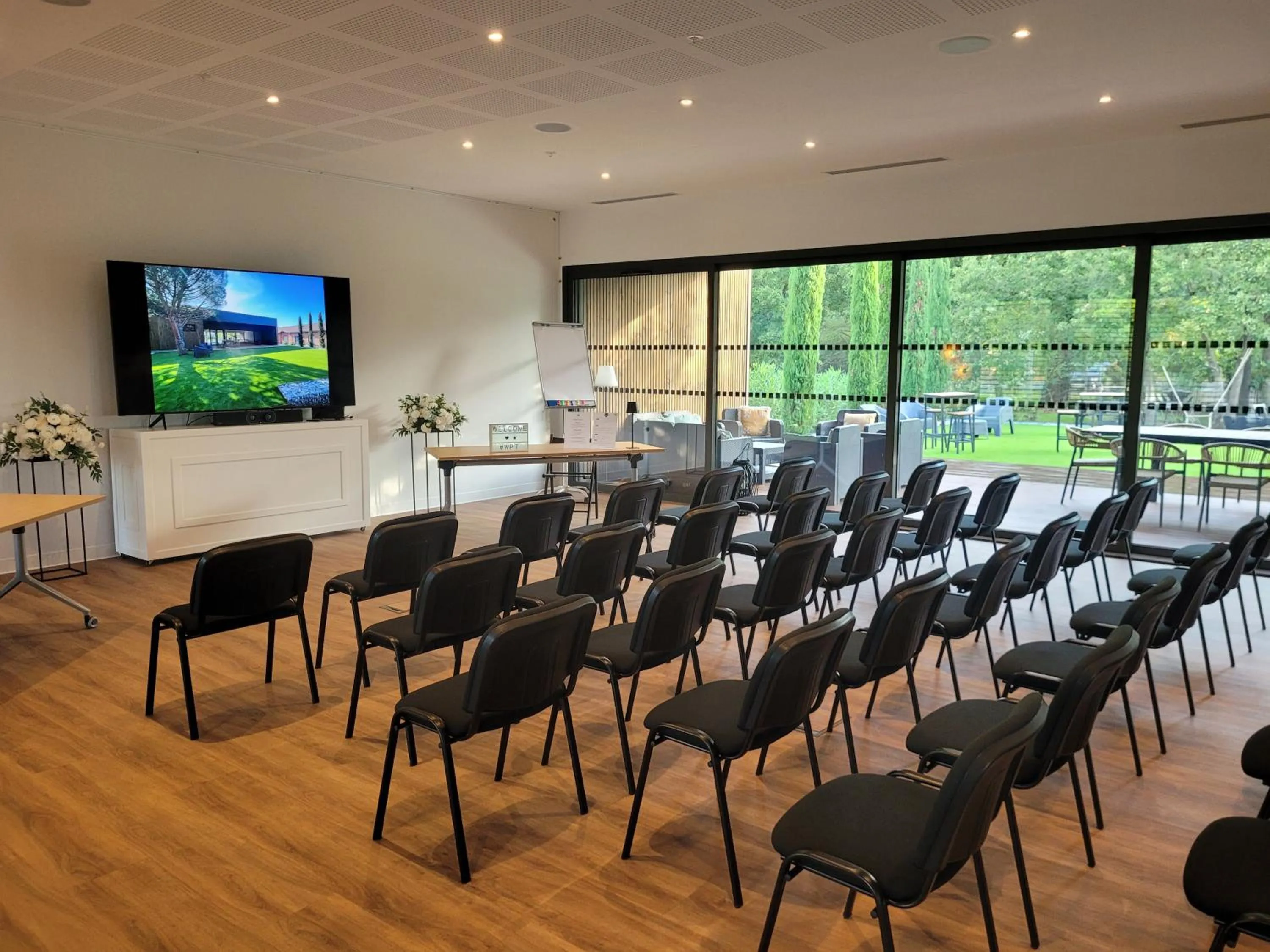 TV and multimedia in Hôtel & Events LE PATIO OCCITAN Toulouse Ouest - Cugnaux