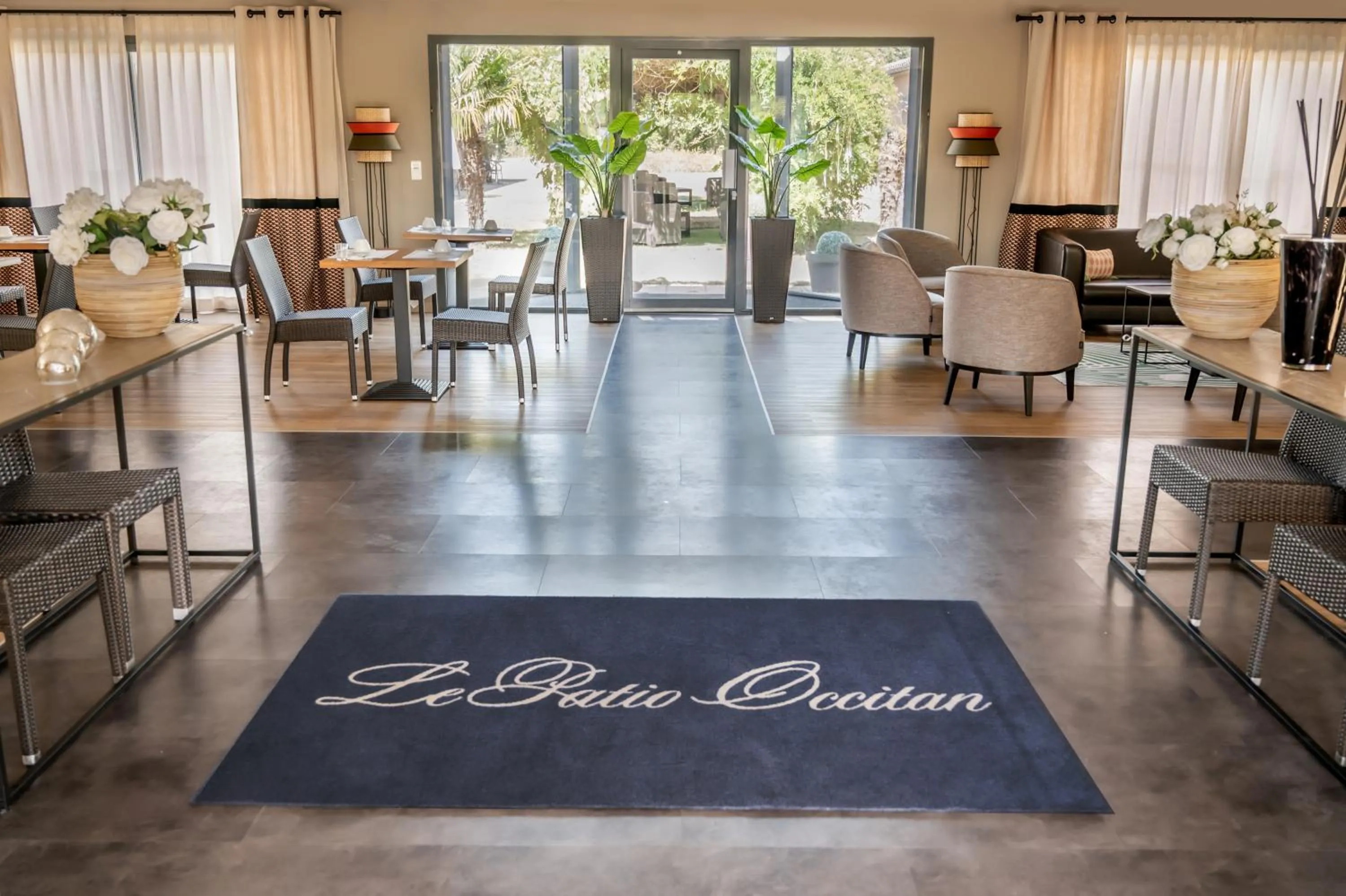 Lobby or reception in Hôtel & Events LE PATIO OCCITAN Toulouse Ouest - Cugnaux