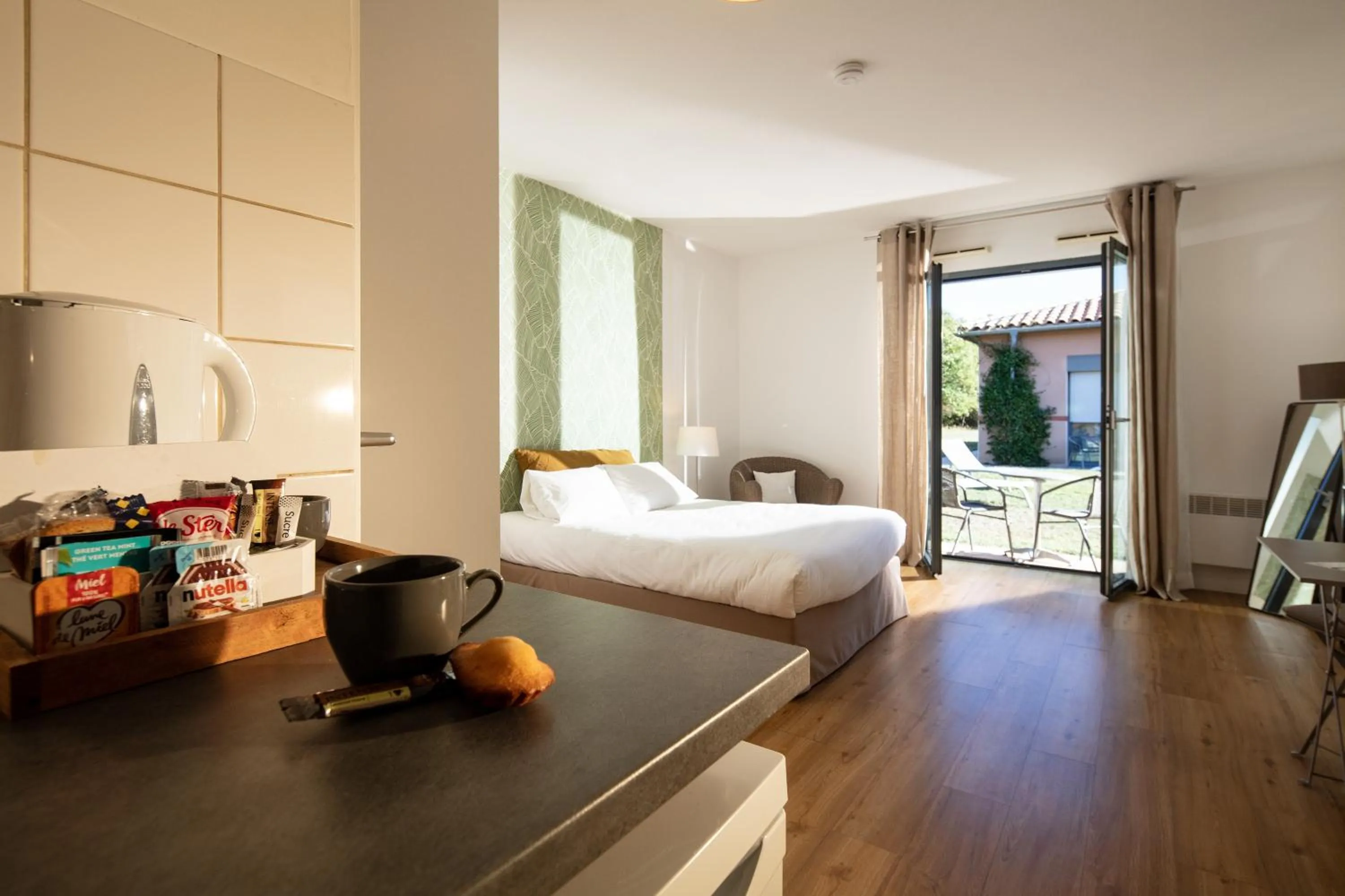 Kitchen or kitchenette, Bed in Hôtel & Events LE PATIO OCCITAN Toulouse Ouest - Cugnaux