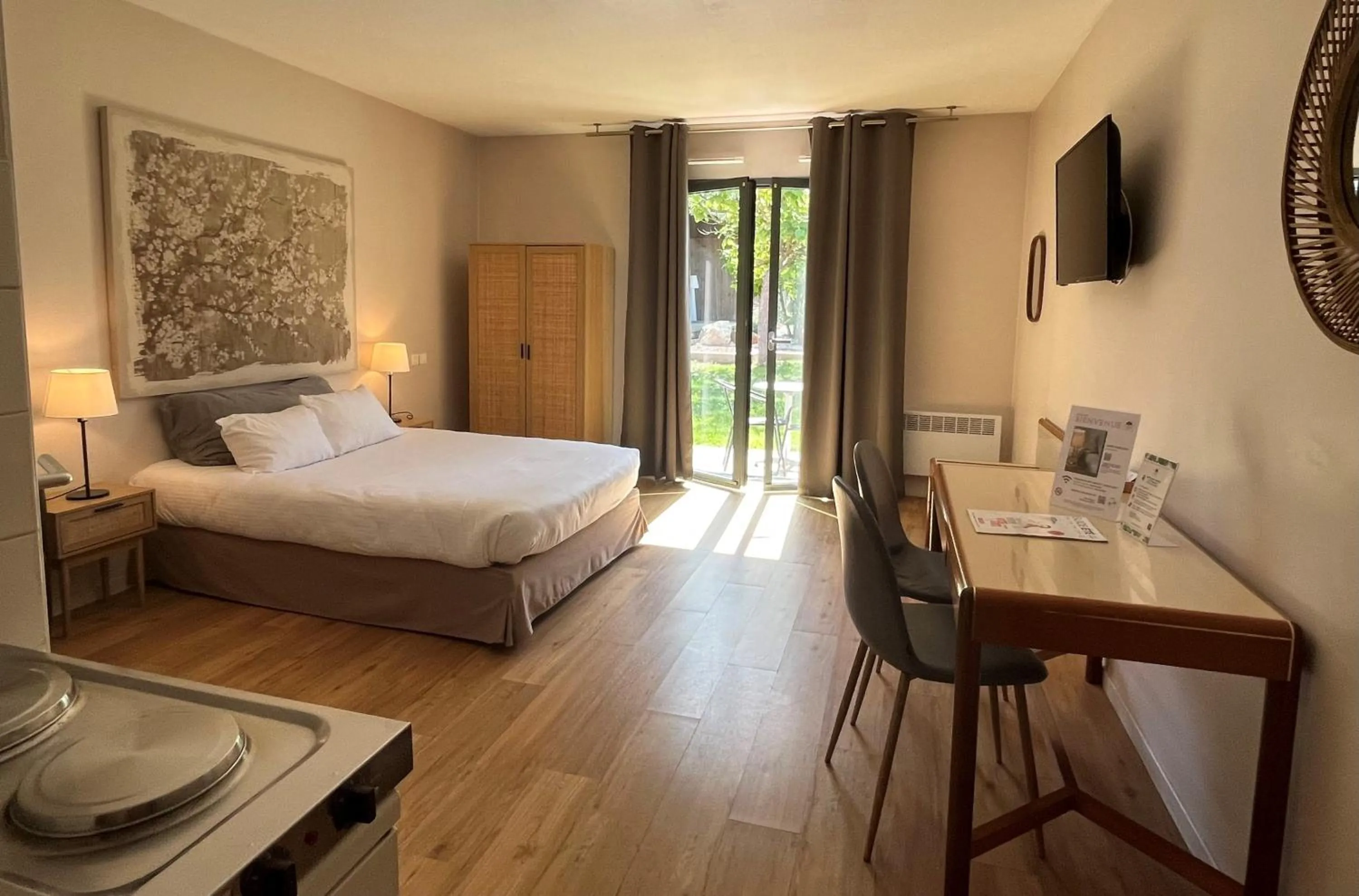 Photo of the whole room, Bed in Hôtel & Events LE PATIO OCCITAN Toulouse Ouest - Cugnaux