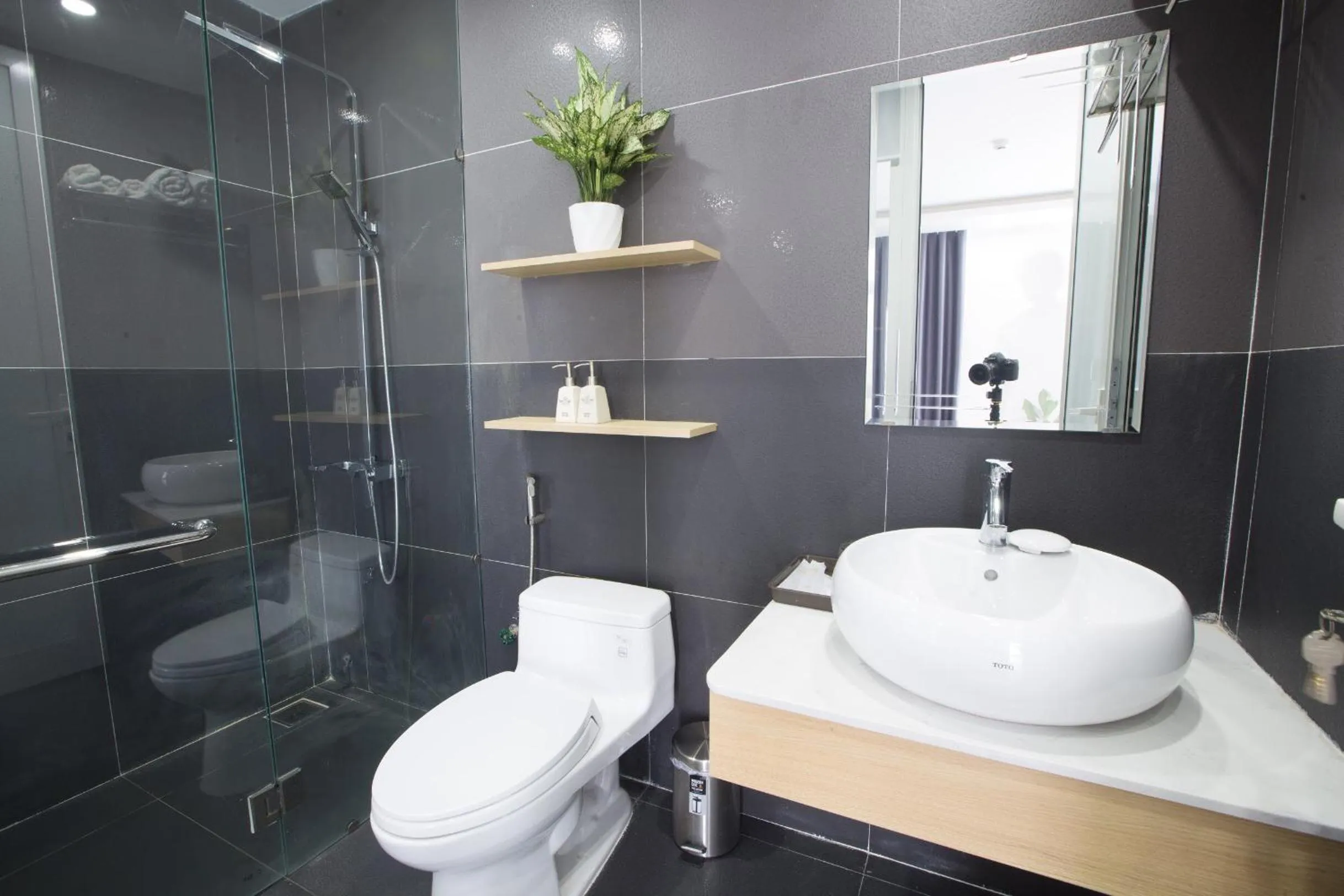 Toilet in Dang's Hotel