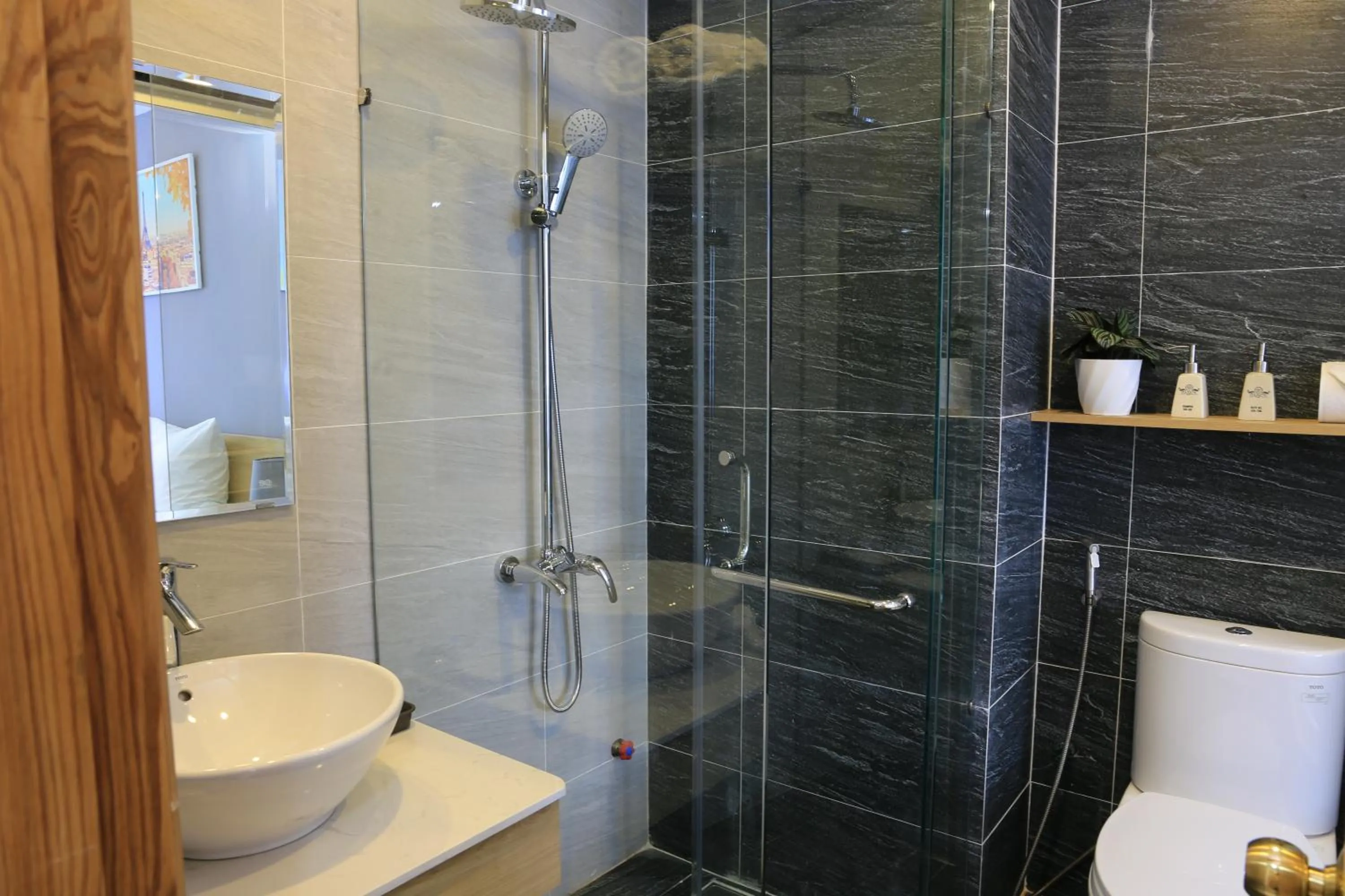 Toilet in Dang's Hotel