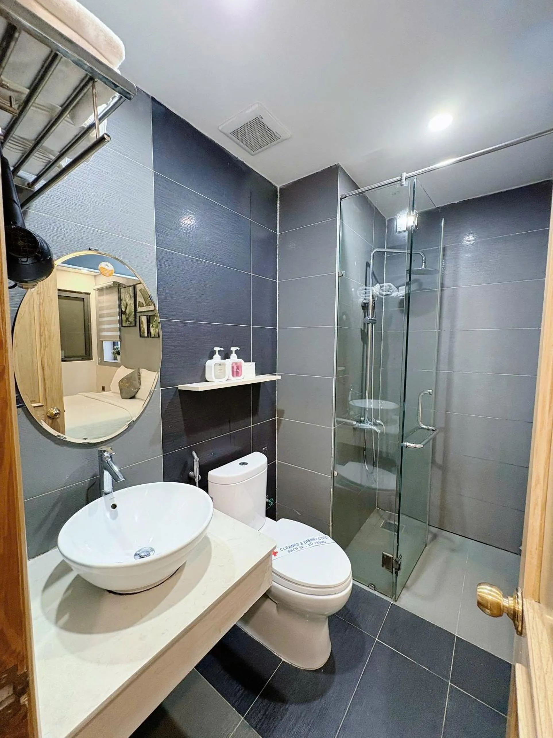 Toilet in Dang's Hotel