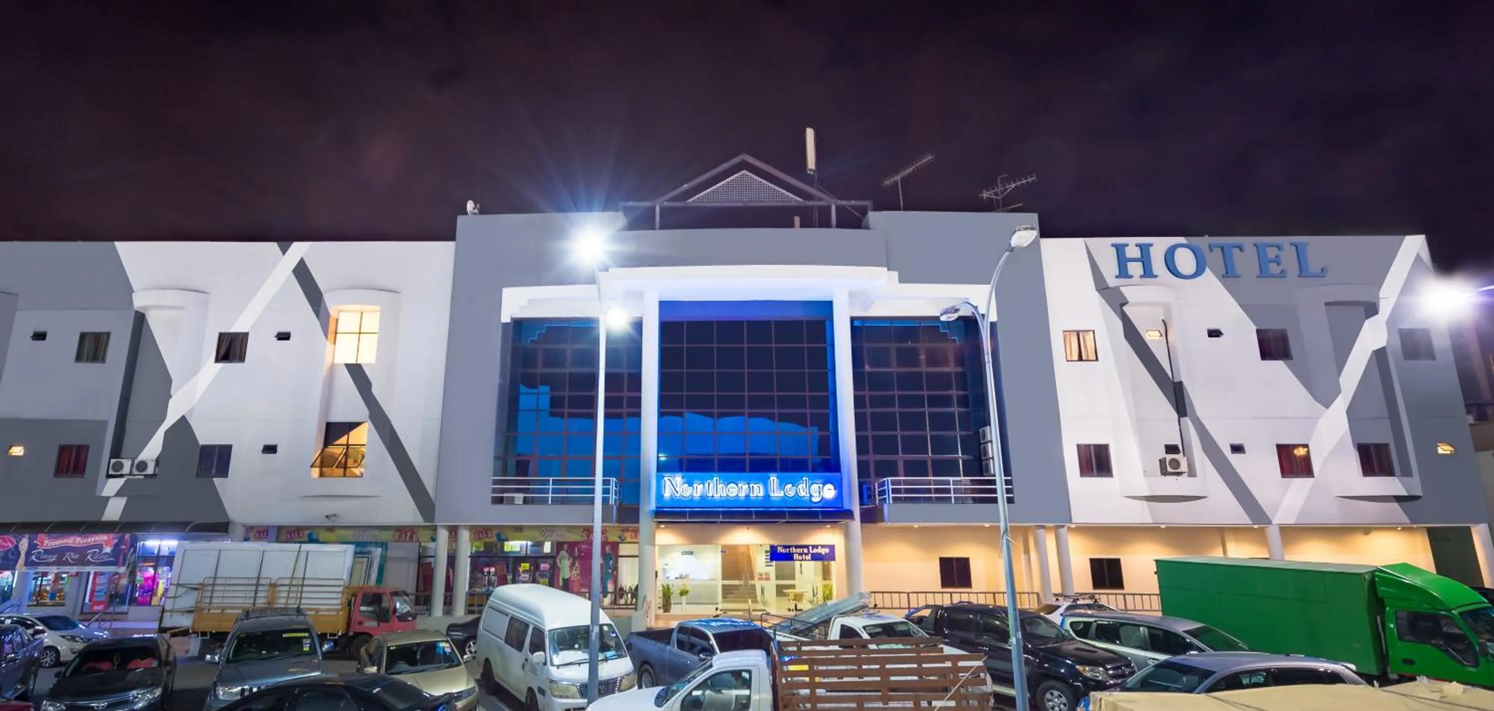 Facade/entrance in Northern Lodge Hotel