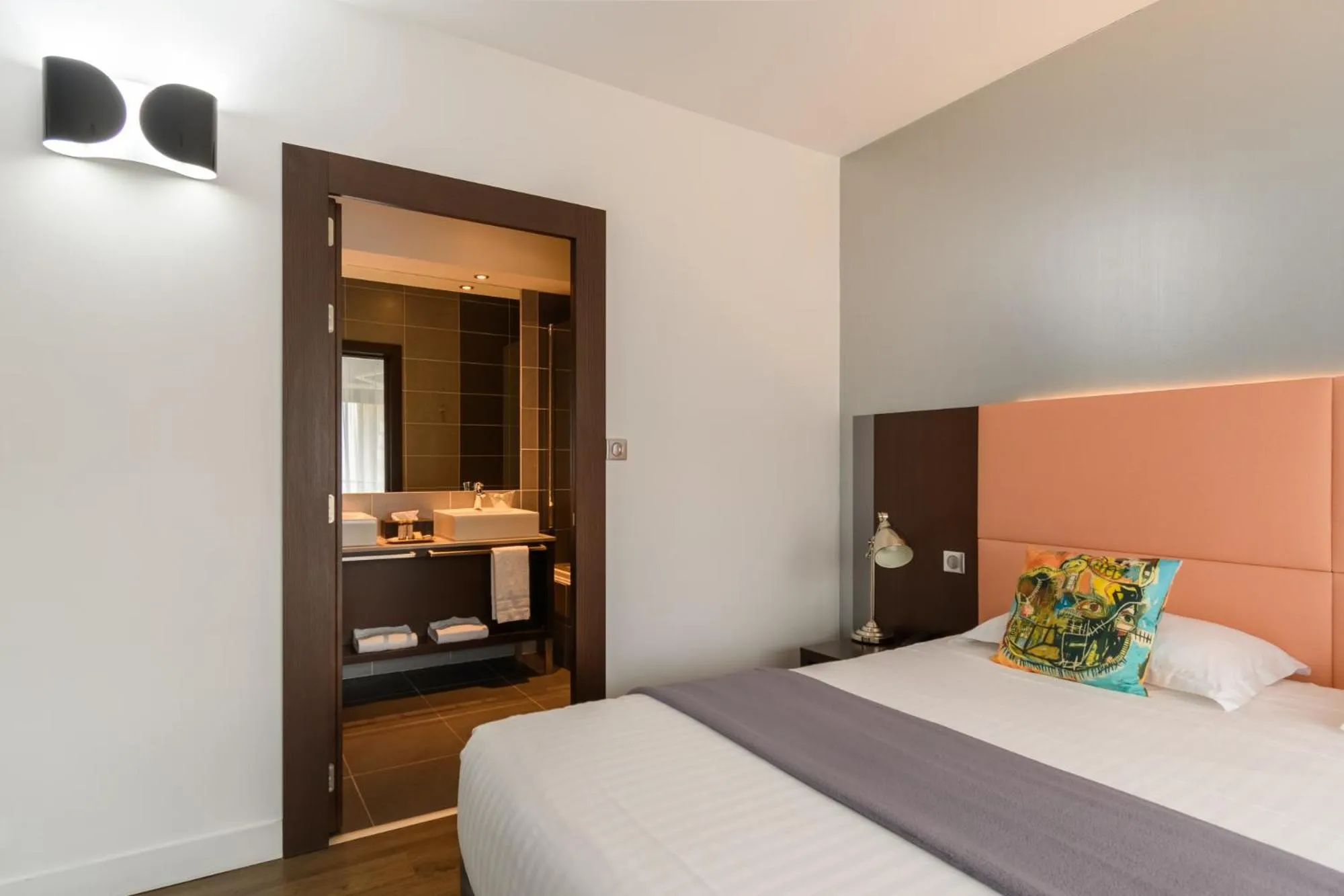 Bathroom, Bed in Hype Hôtel