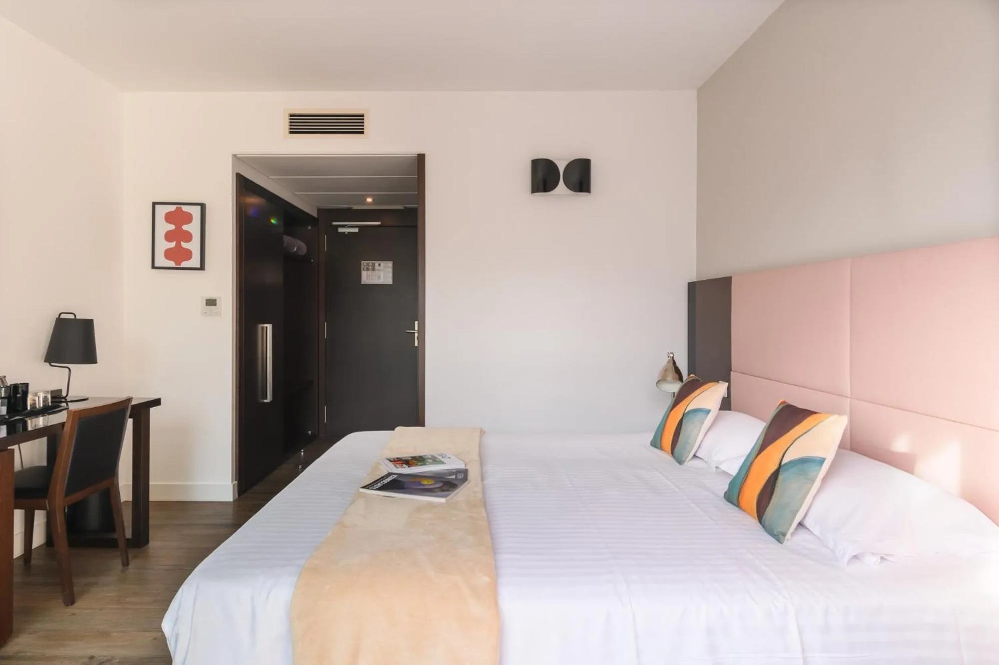 Photo of the whole room, Bed in Hype Hôtel