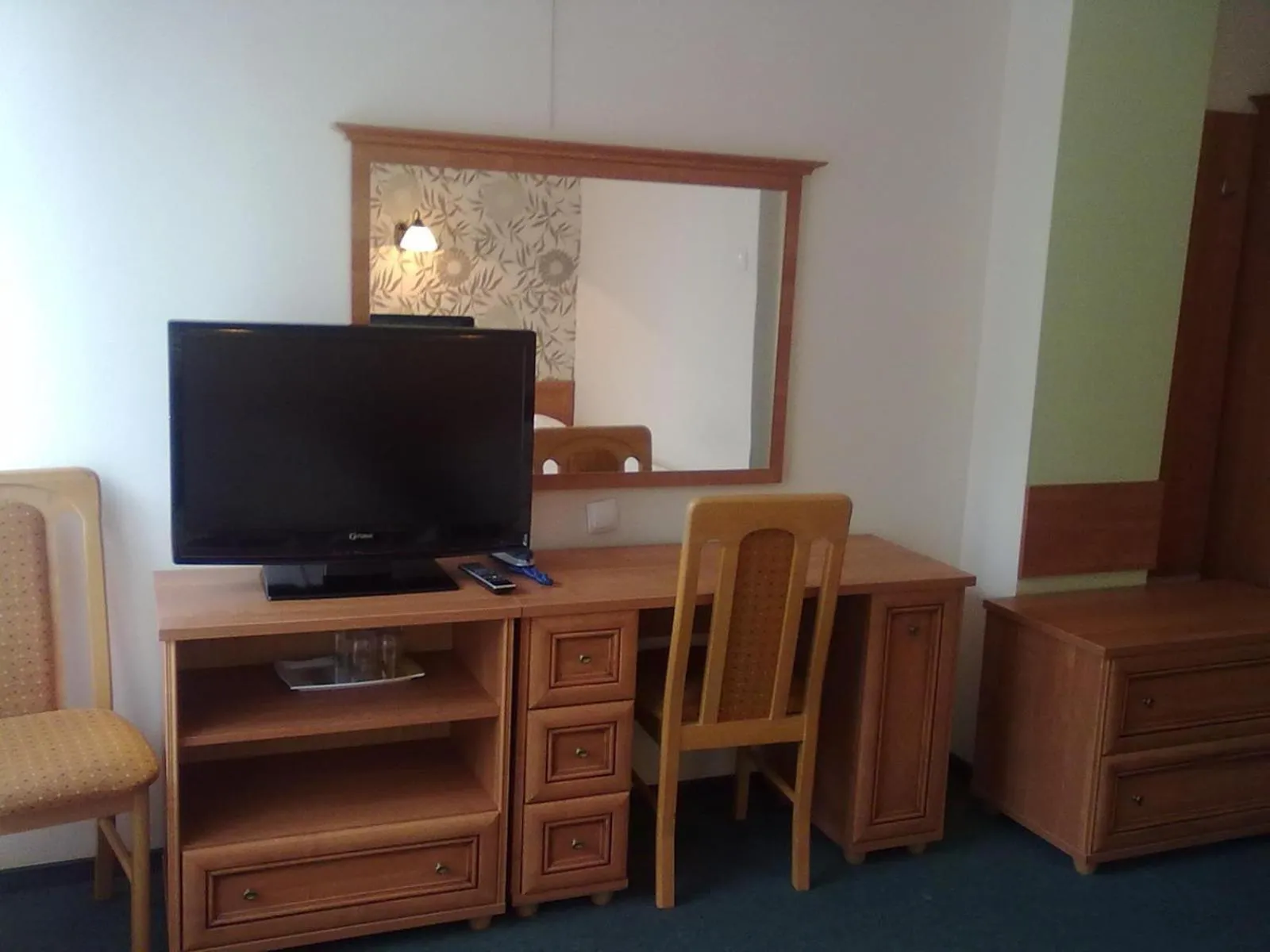 TV and multimedia in Hotel z Sanatorium Uzdrowiskowym Knieja Spa&Wellness