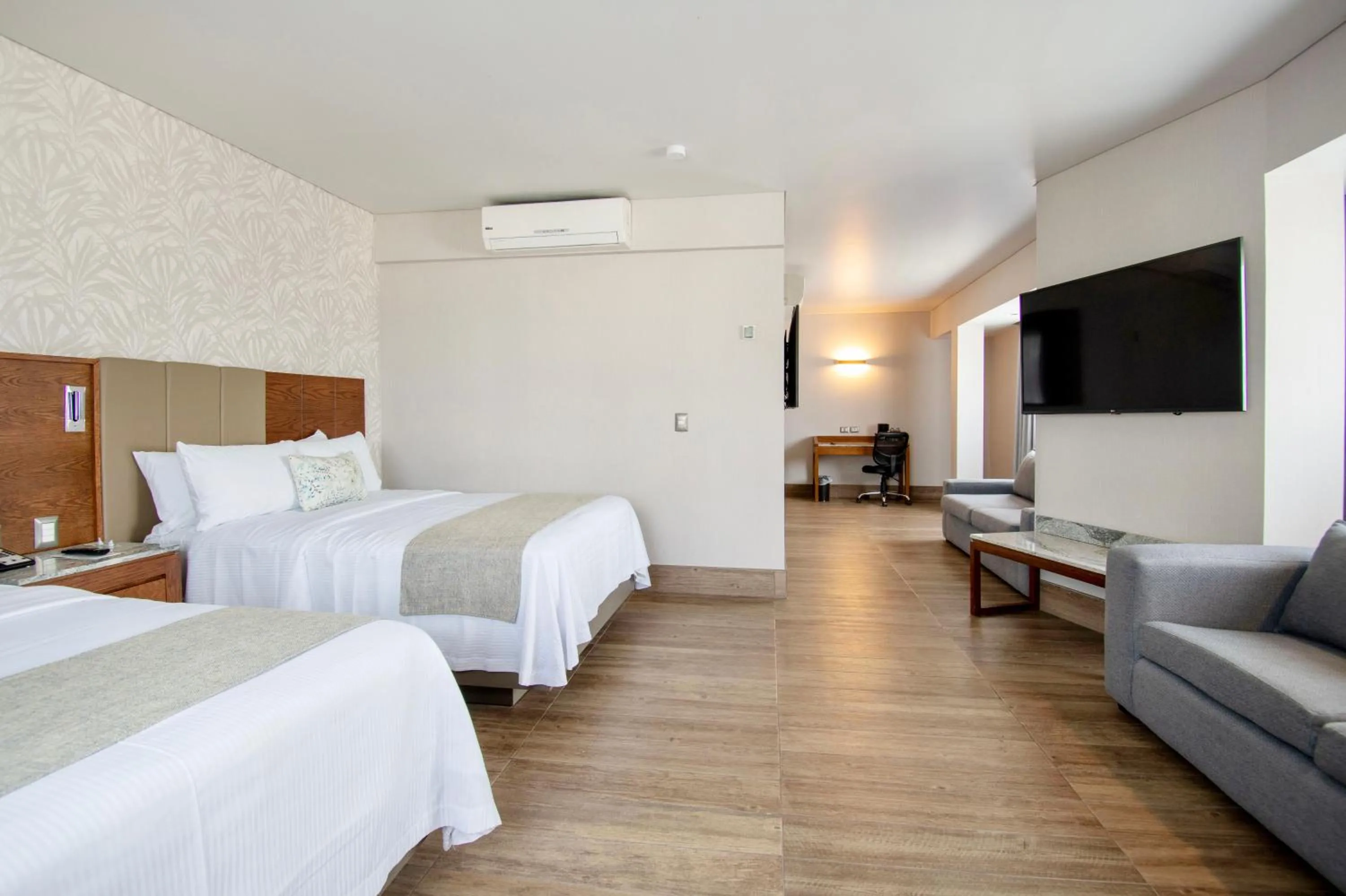 Communal lounge/ TV room, Bed in Hotel Plaza Diana