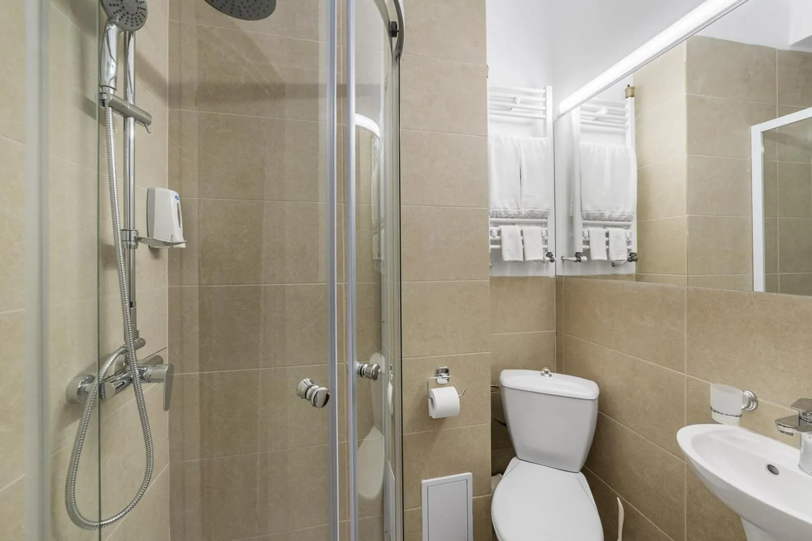 Bathroom in Elizeu Hotel