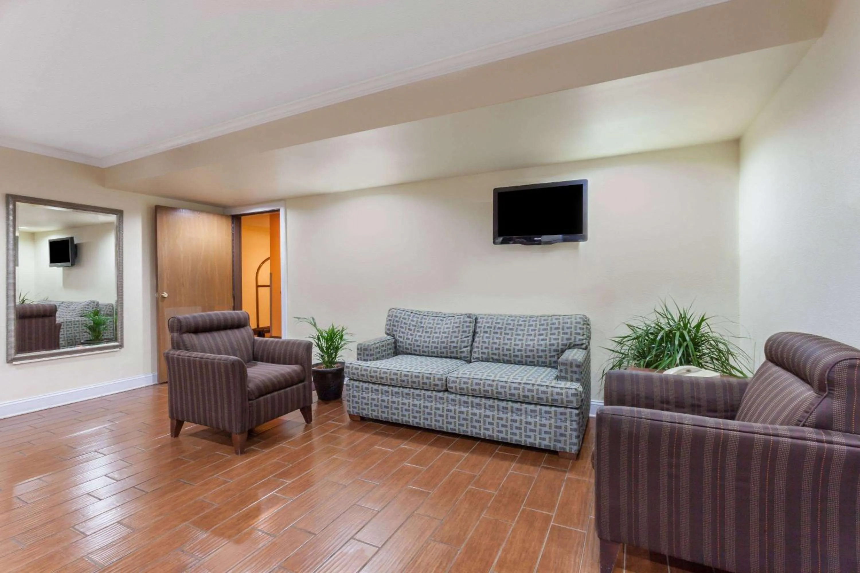 Lobby or reception in Super 8 by Wyndham Lexington Hamburg Area