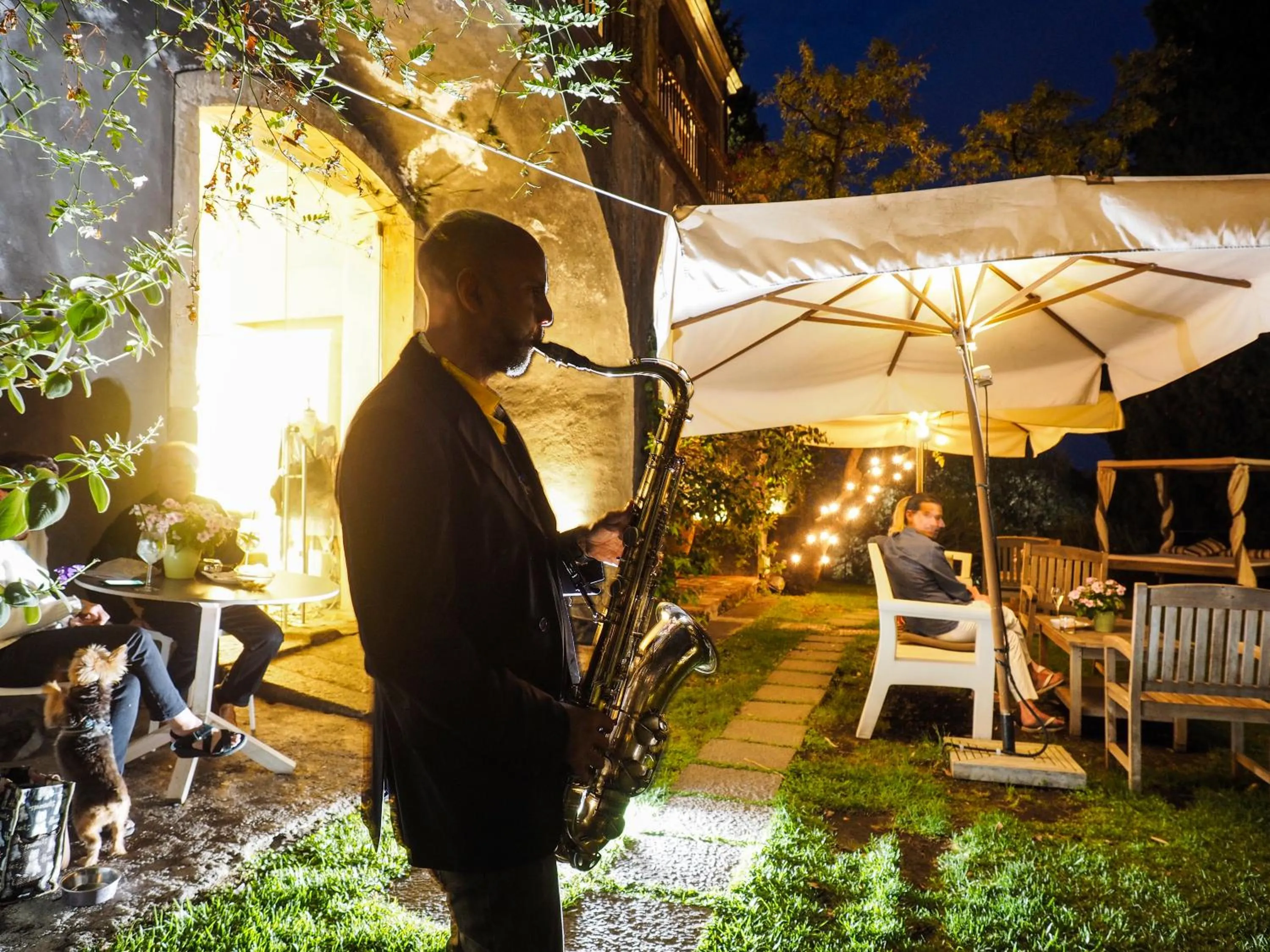 Evening entertainment in Monaci delle Terre Nere