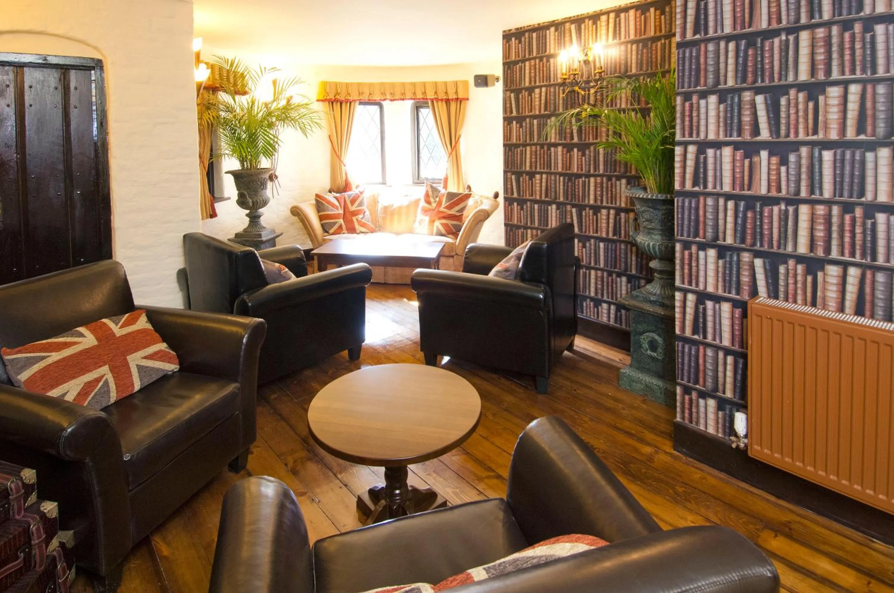 Lounge or bar in The Roundabout Hotel