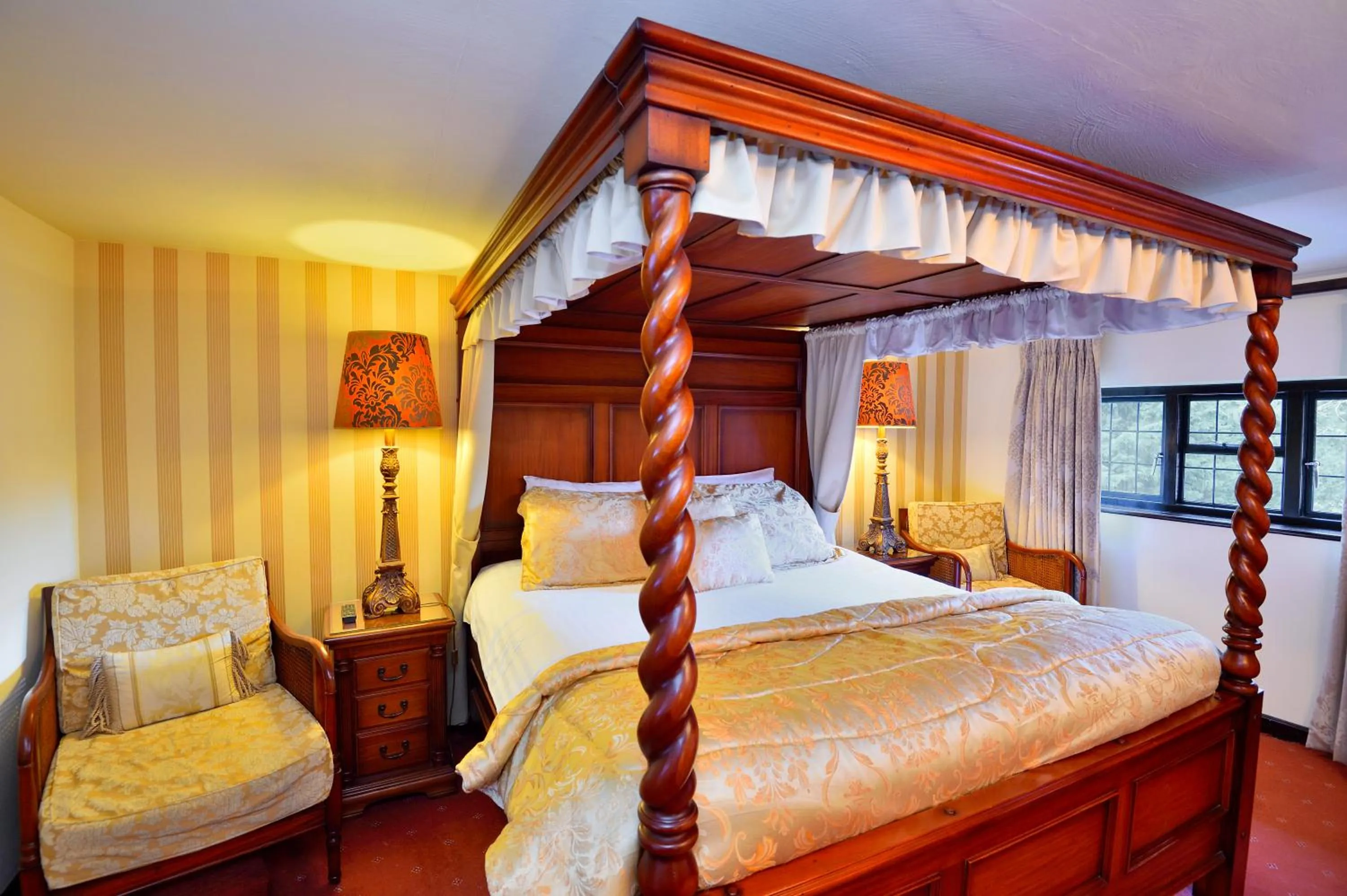 Bedroom, Bed in The Roundabout Hotel