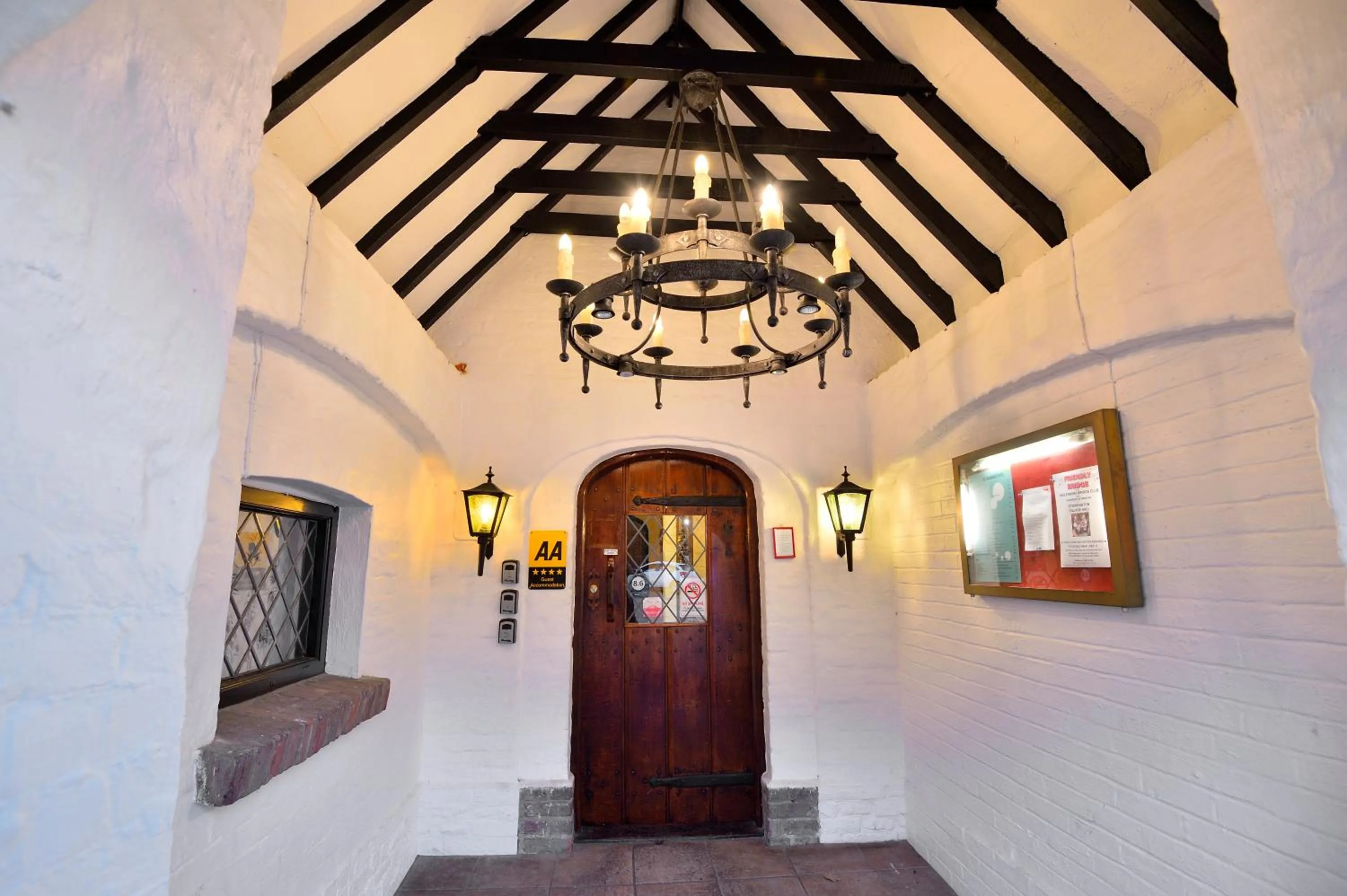 Facade/entrance in The Roundabout Hotel