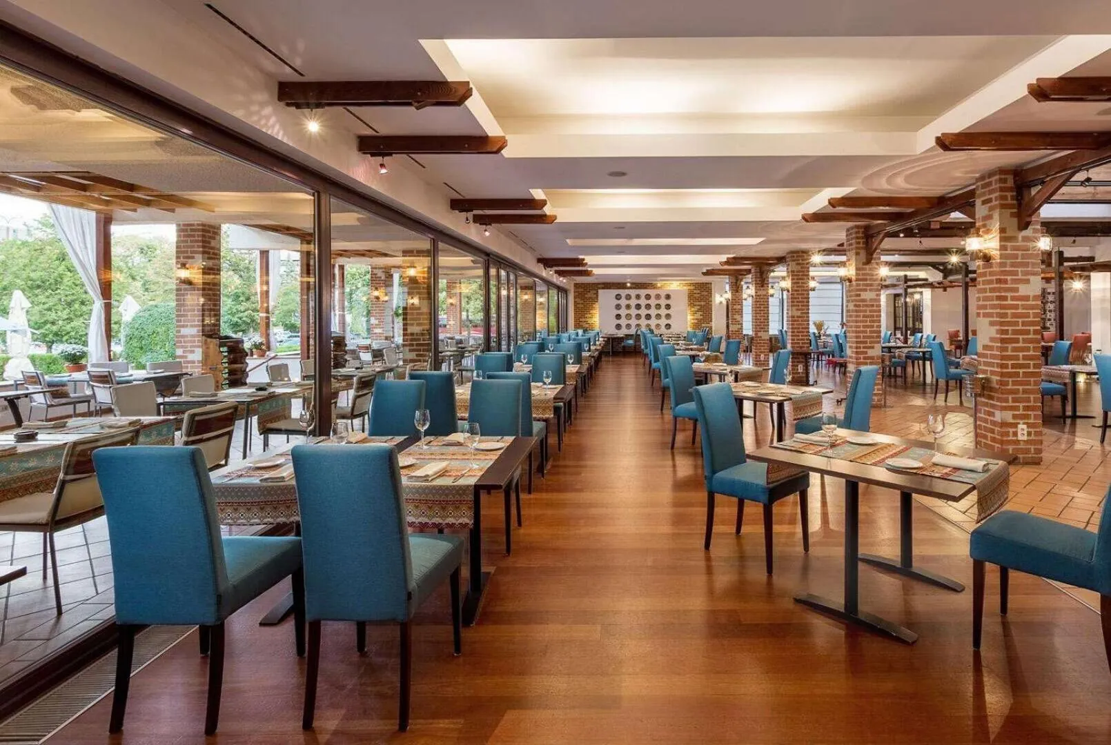 Restaurant/places to eat in Ramada by Wyndham Bucharest Parc Hotel