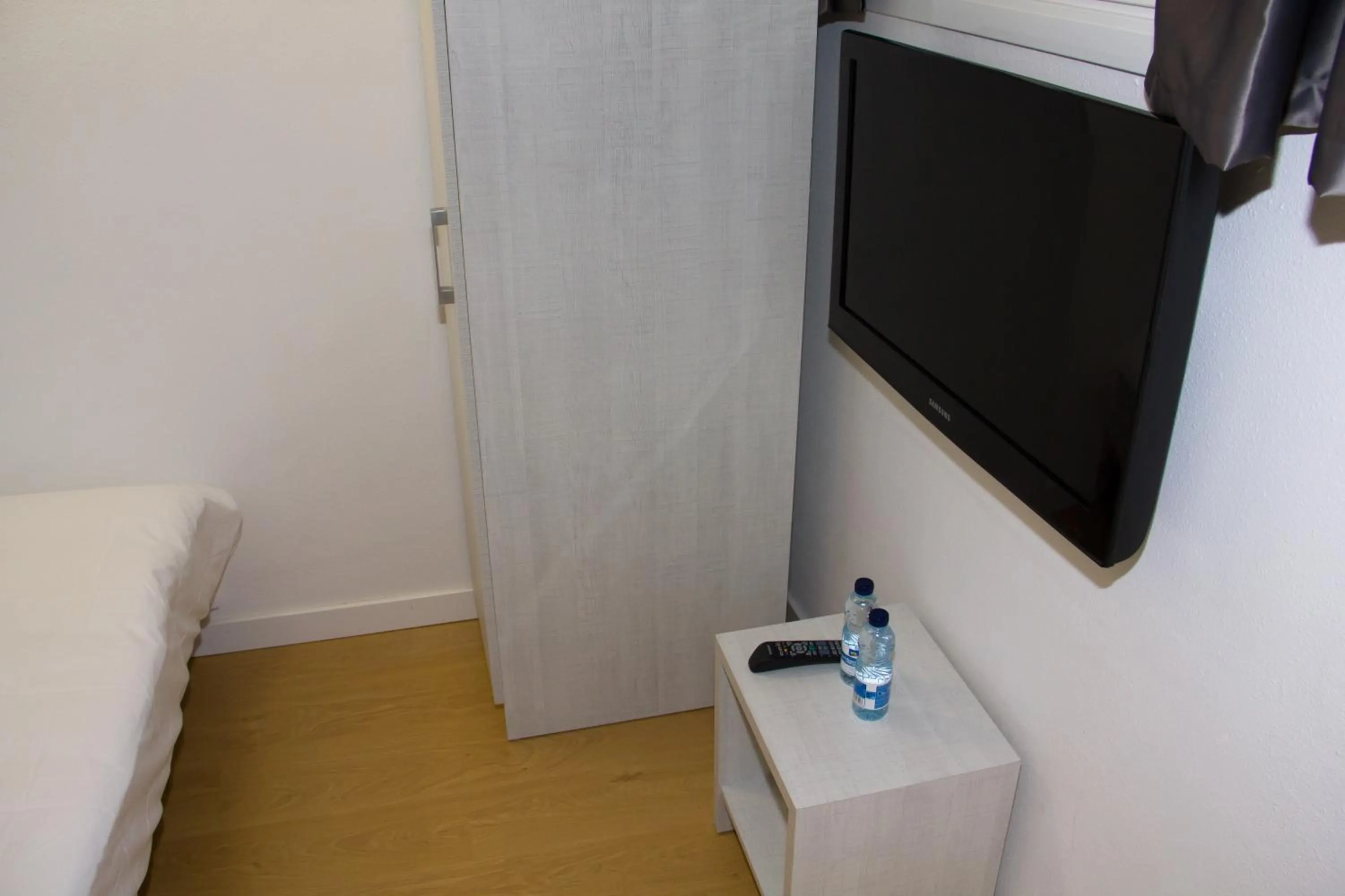 Photo of the whole room in Hostalin Barcelona Diputacion