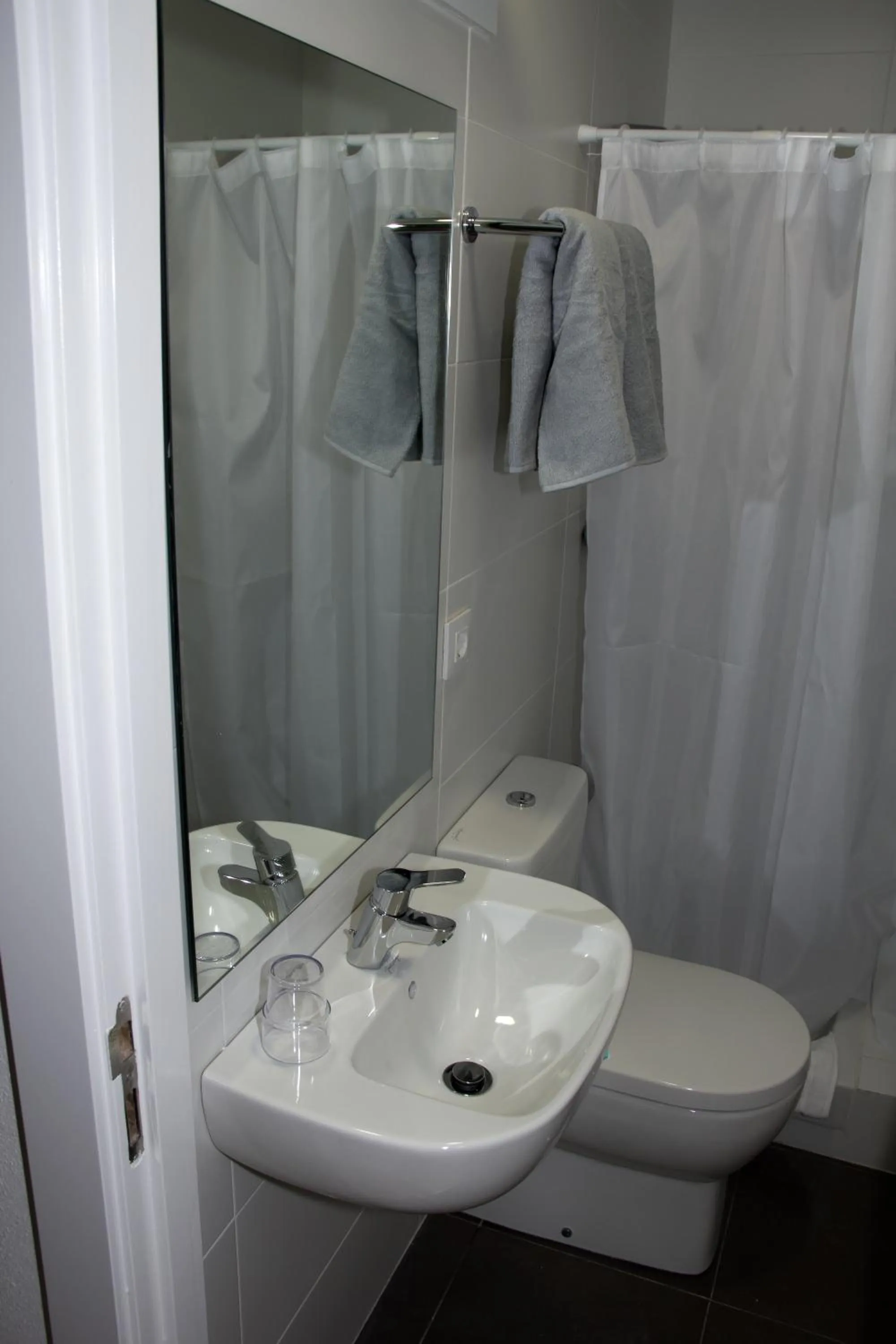 Shower in Hostalin Barcelona Diputacion