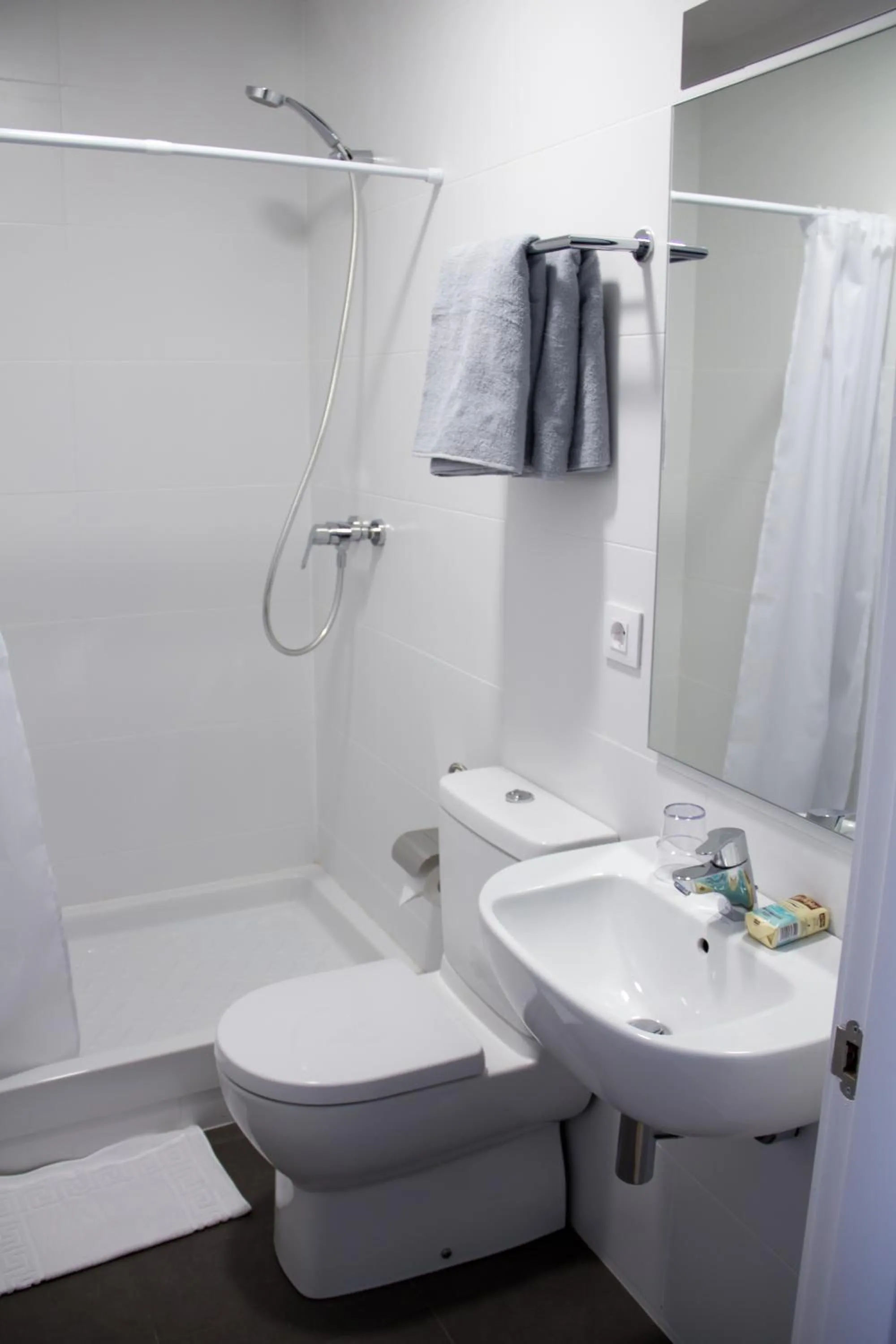 Shower in Hostalin Barcelona Diputacion