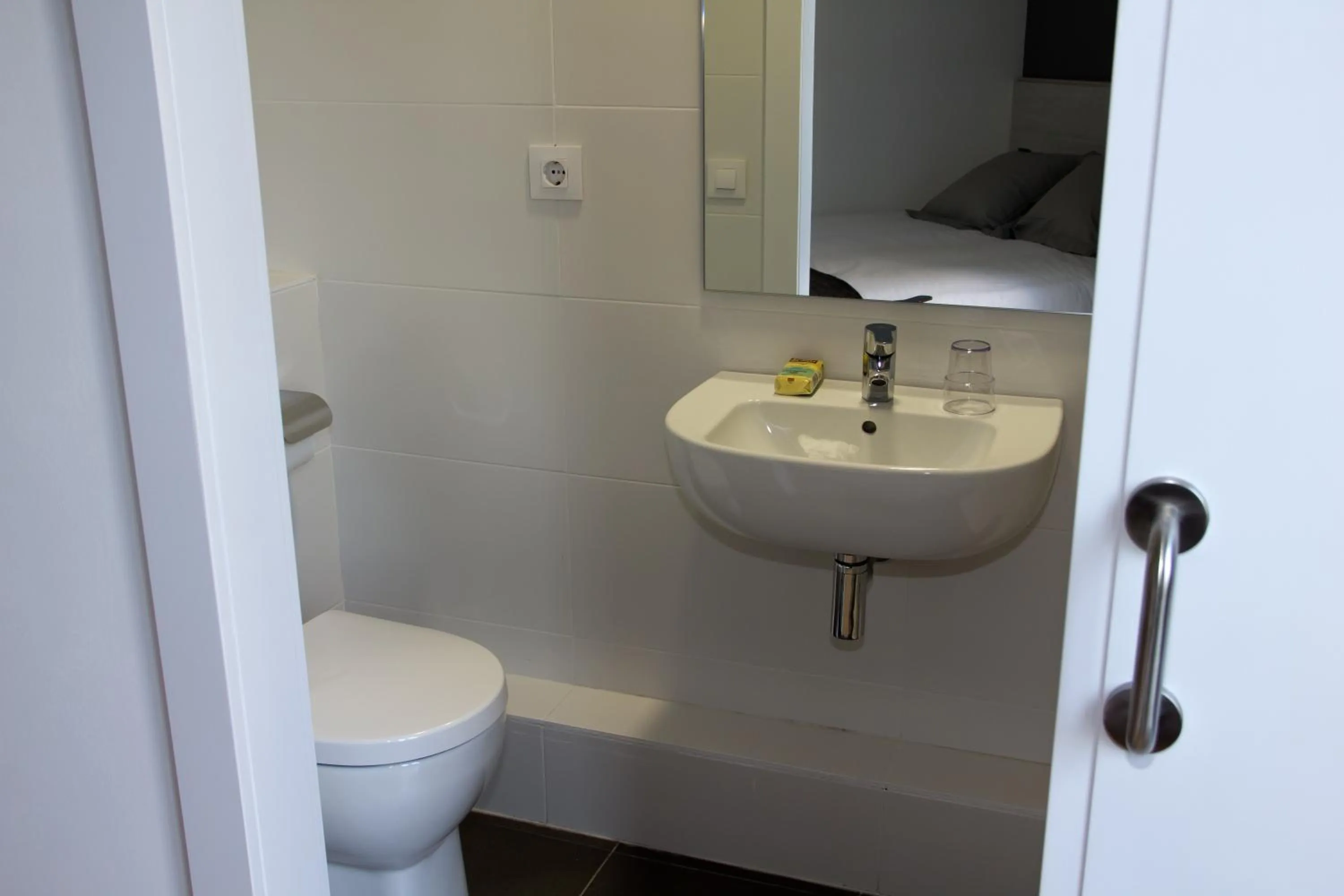 Shower in Hostalin Barcelona Diputacion