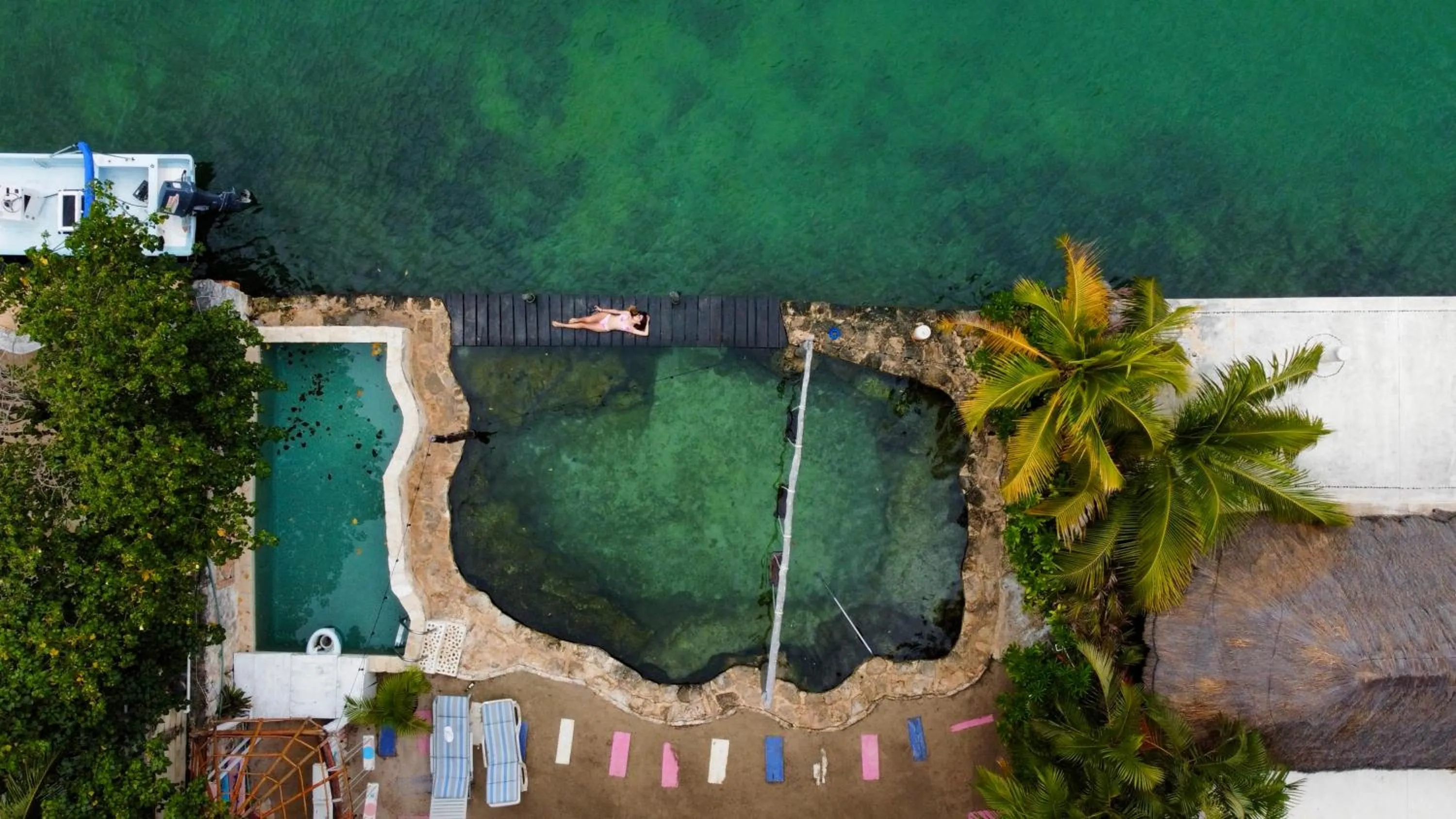 Swimming pool in Chez Waffle Hotel