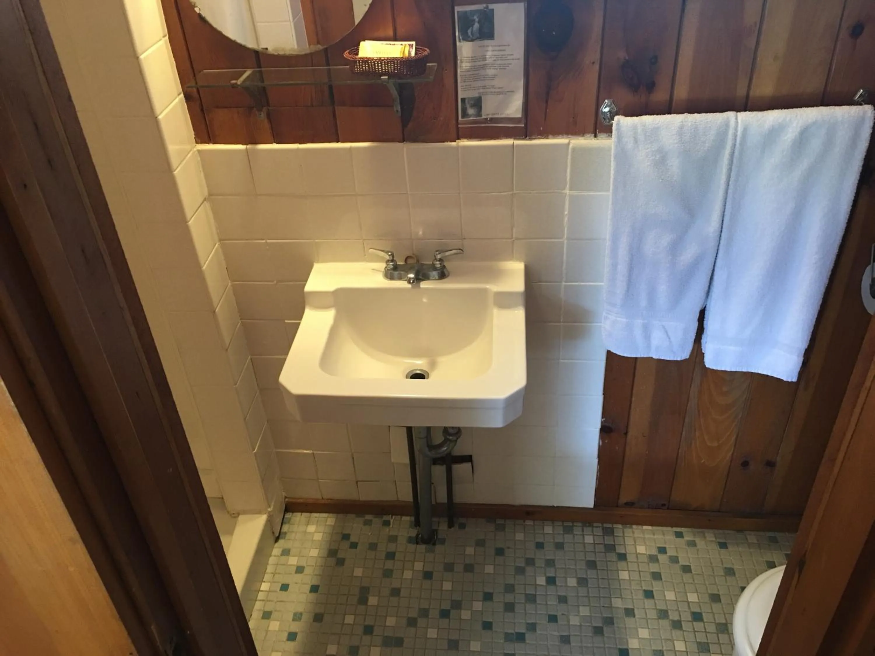 Toilet in Doray Motel Lake George