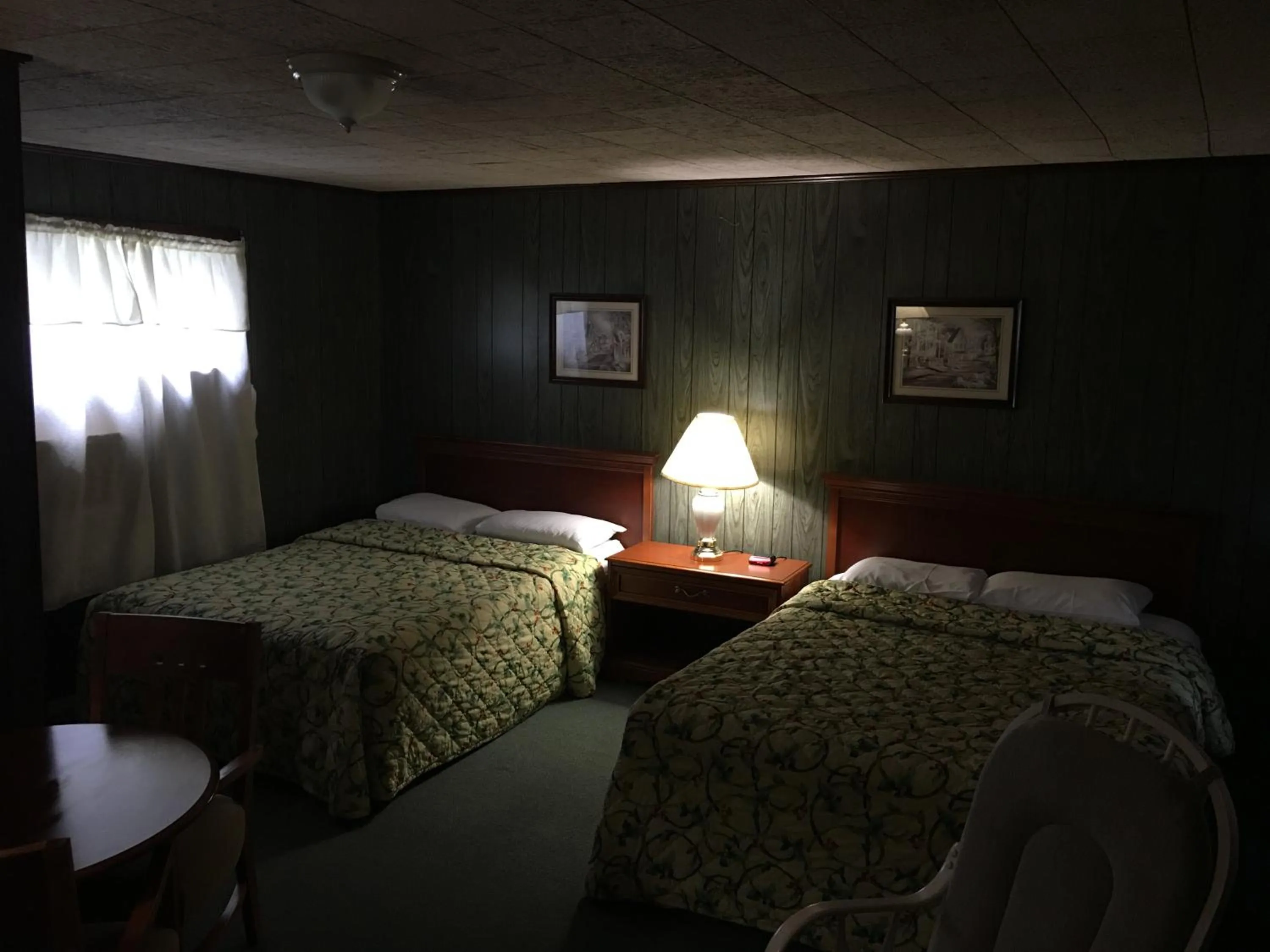 Family, Bed in Doray Motel Lake George