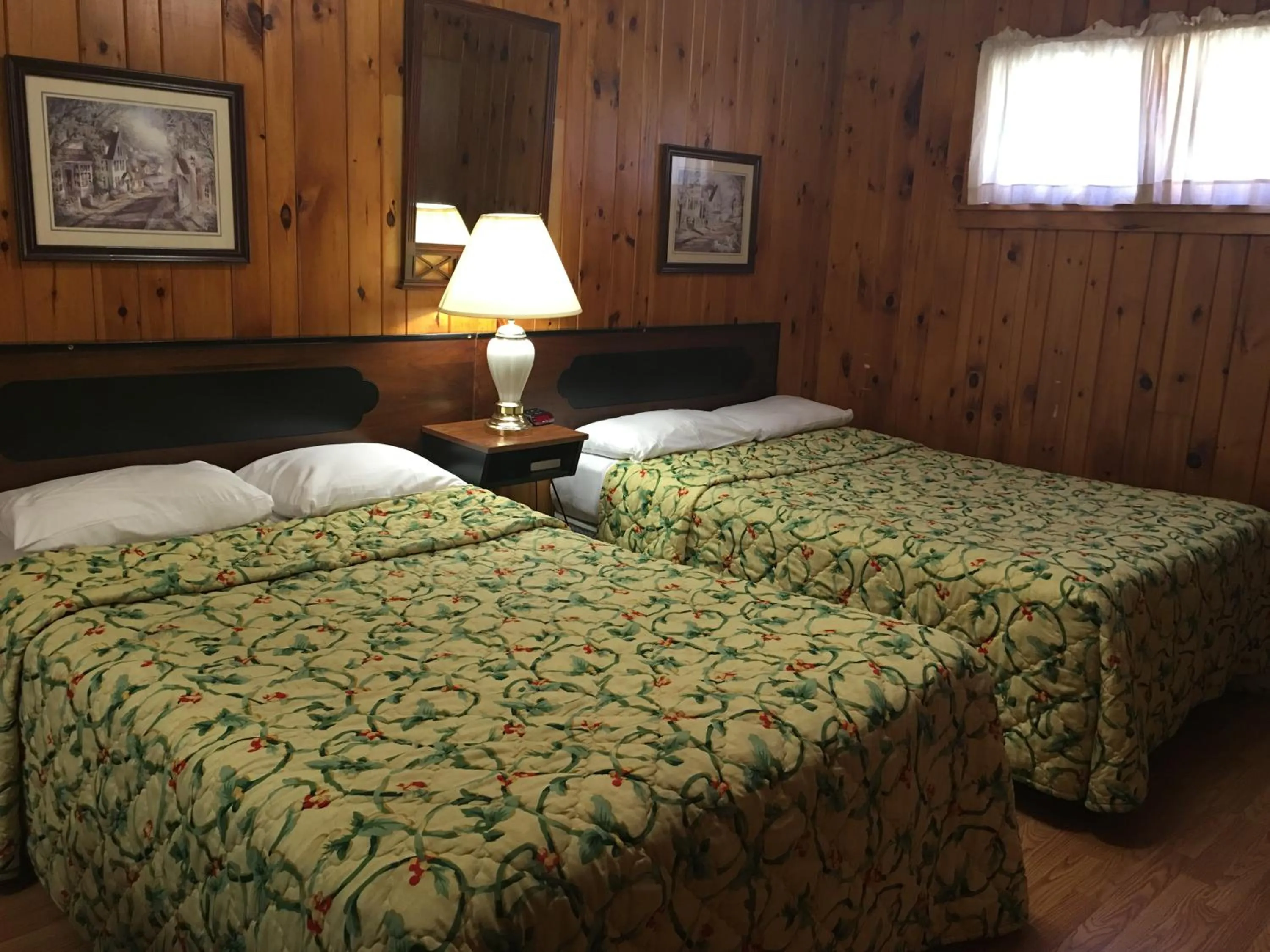 Bed in Doray Motel Lake George