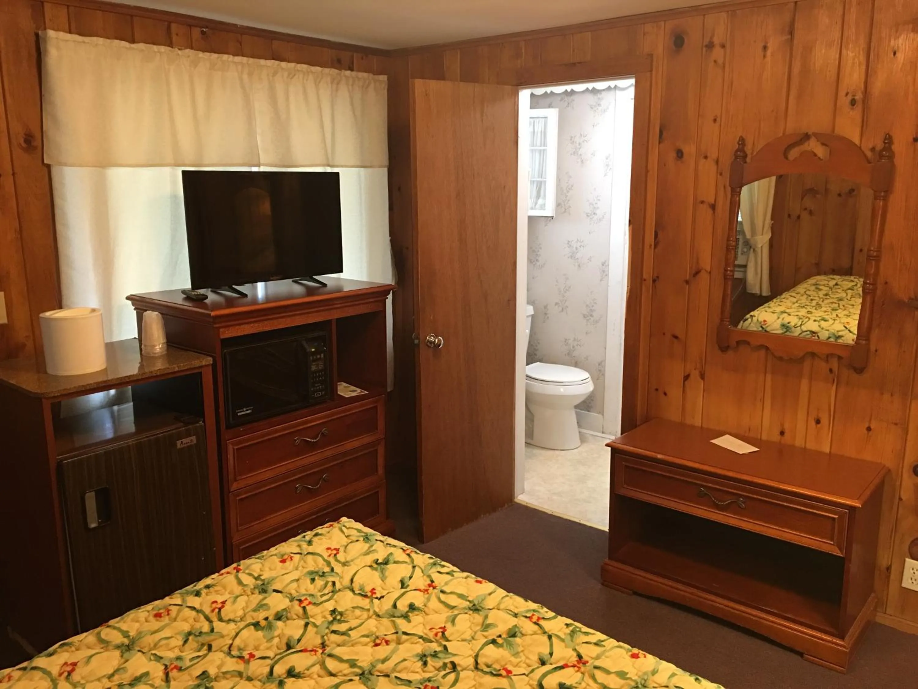 TV and multimedia, Bed in Doray Motel Lake George