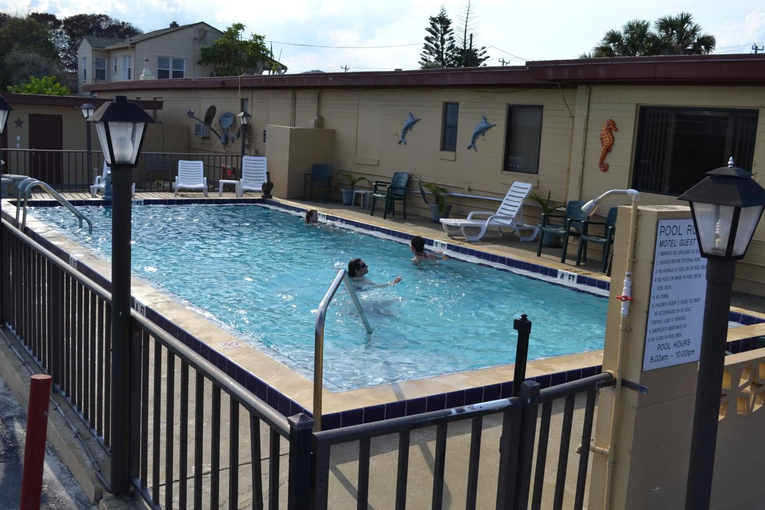 Swimming pool in Atlantic Economy Inn