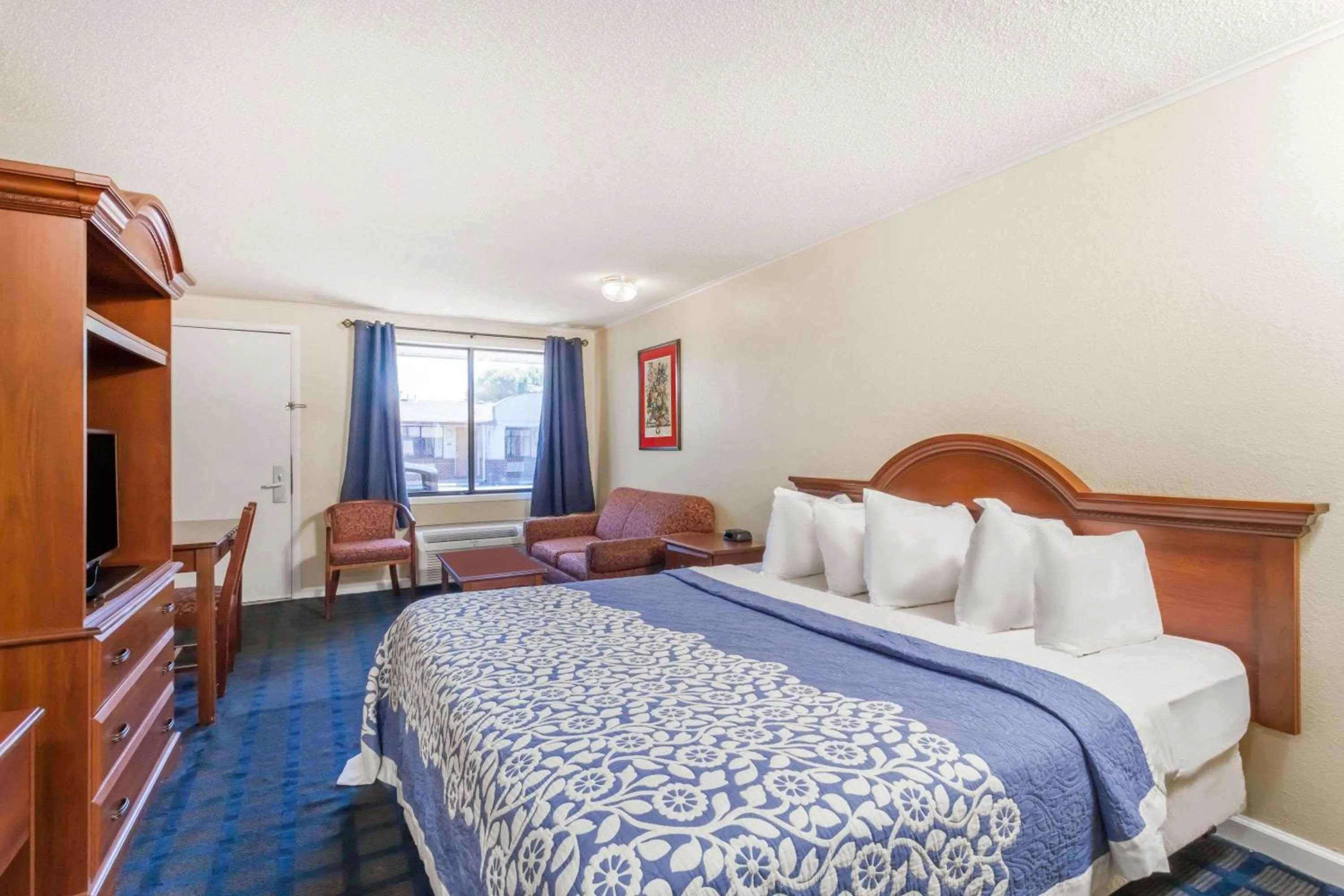 Photo of the whole room, Bed in Days Inn by Wyndham Dover Downtown