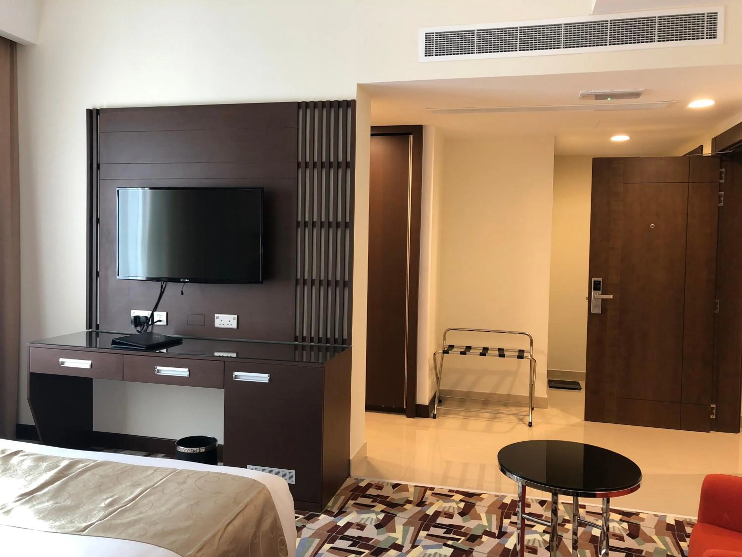 Communal lounge/ TV room, Bed in Al Murooj Grand Hotel