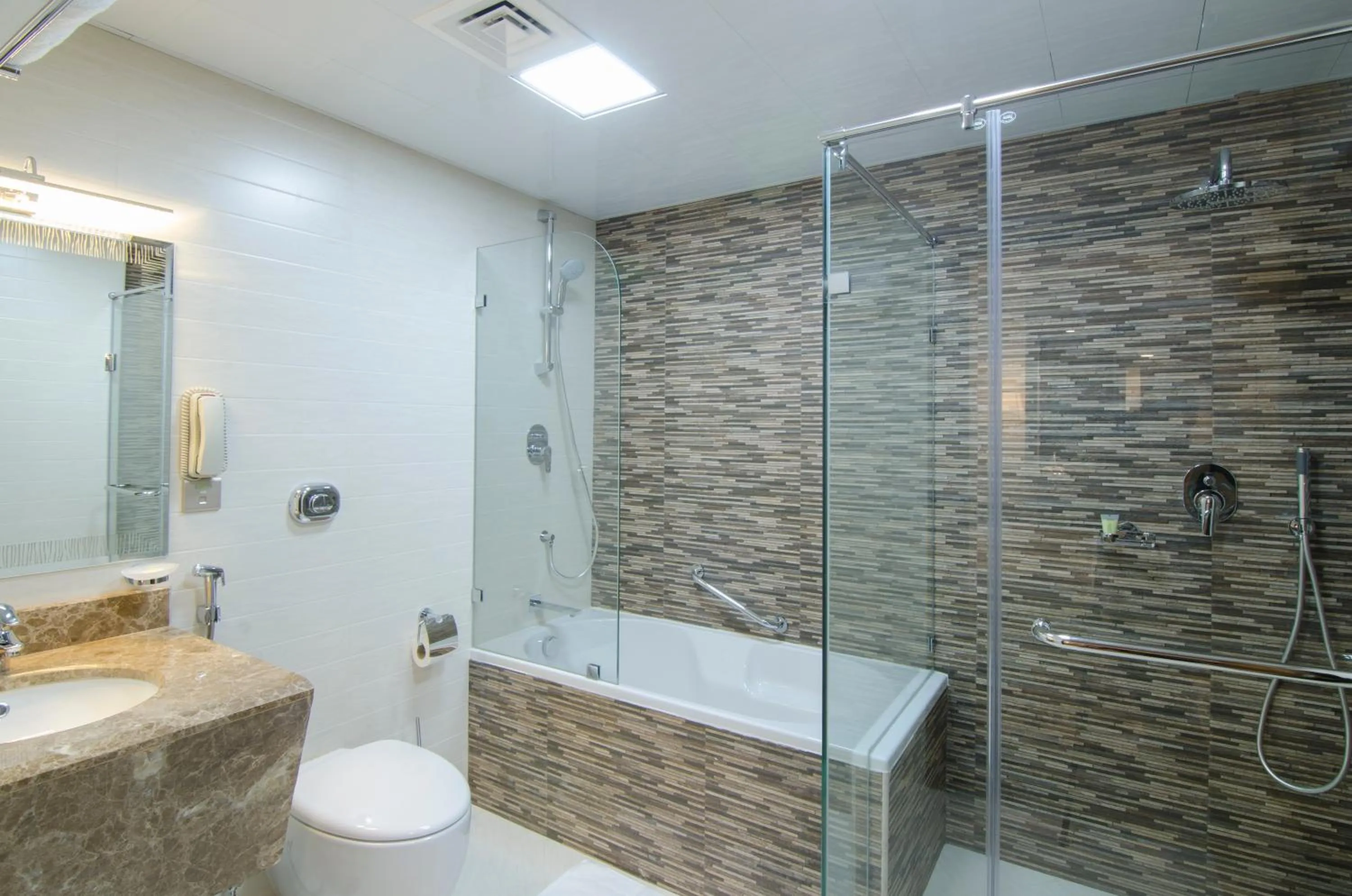 Shower in Al Murooj Grand Hotel