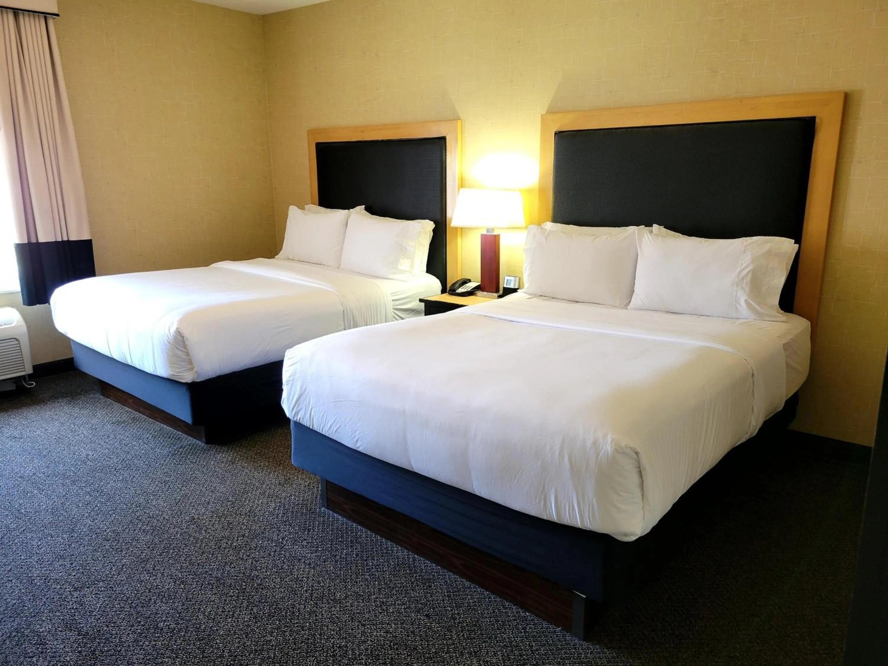 Photo of the whole room, Bed in Holiday Inn Boise Airport by IHG