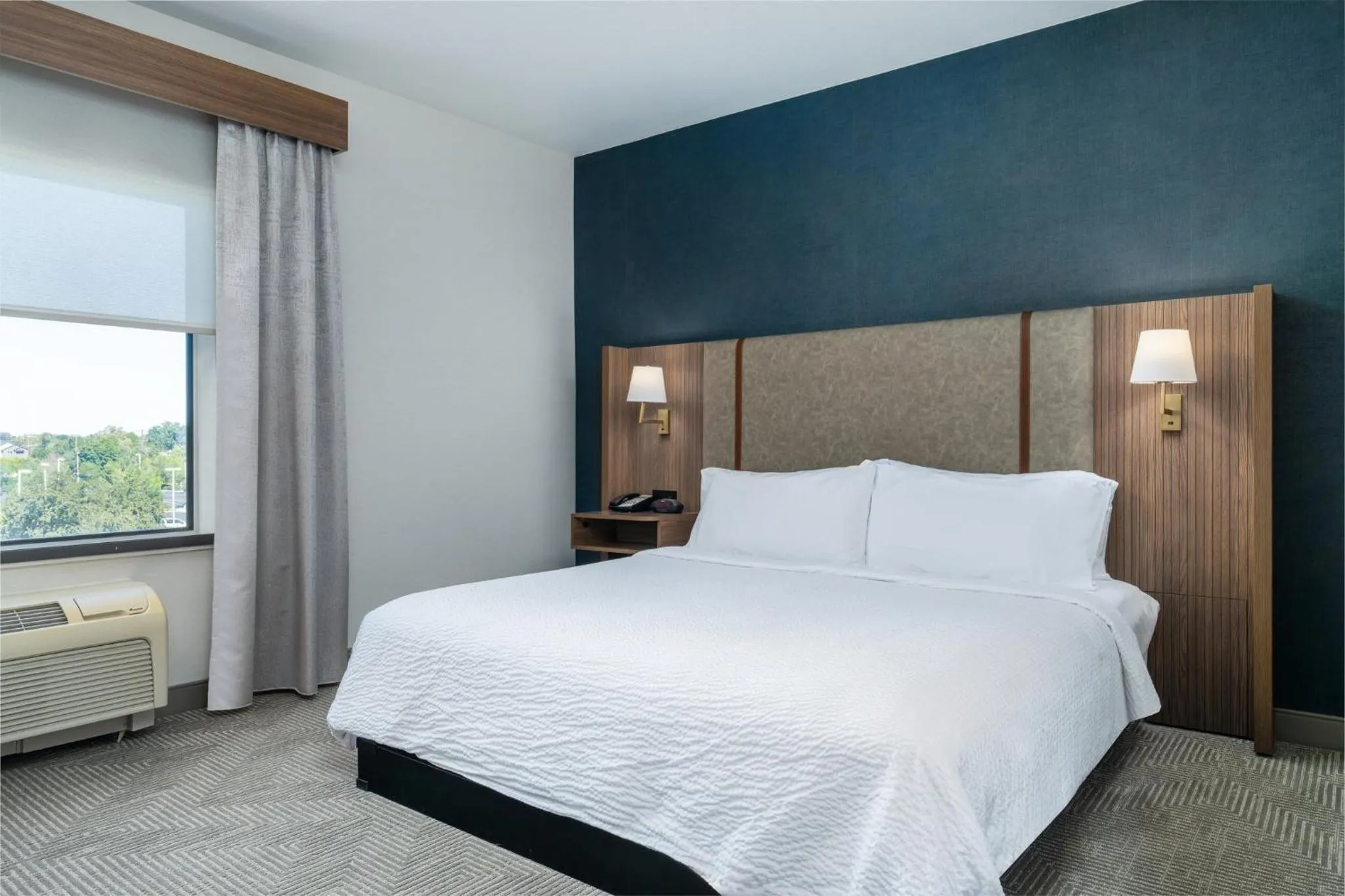 Photo of the whole room, Bed in Holiday Inn Boise Airport by IHG