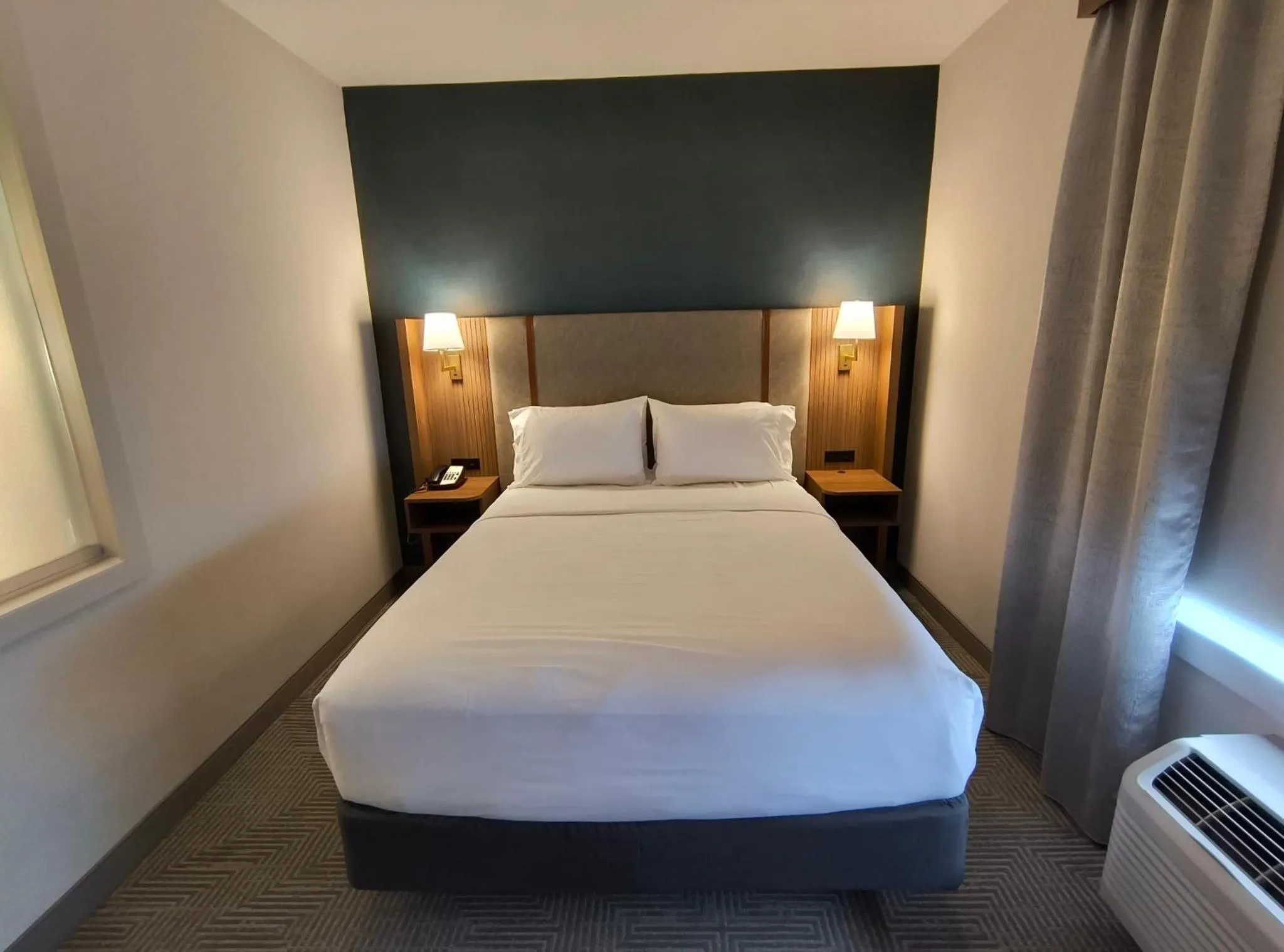 Photo of the whole room, Bed in Holiday Inn Boise Airport by IHG