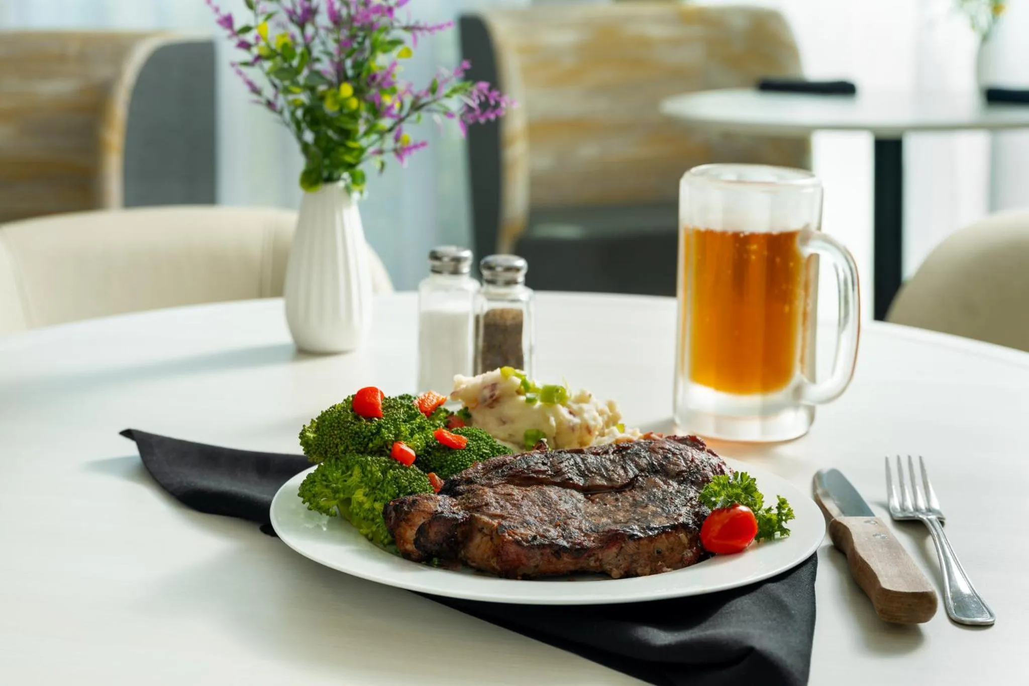 Restaurant/places to eat in Holiday Inn Boise Airport by IHG