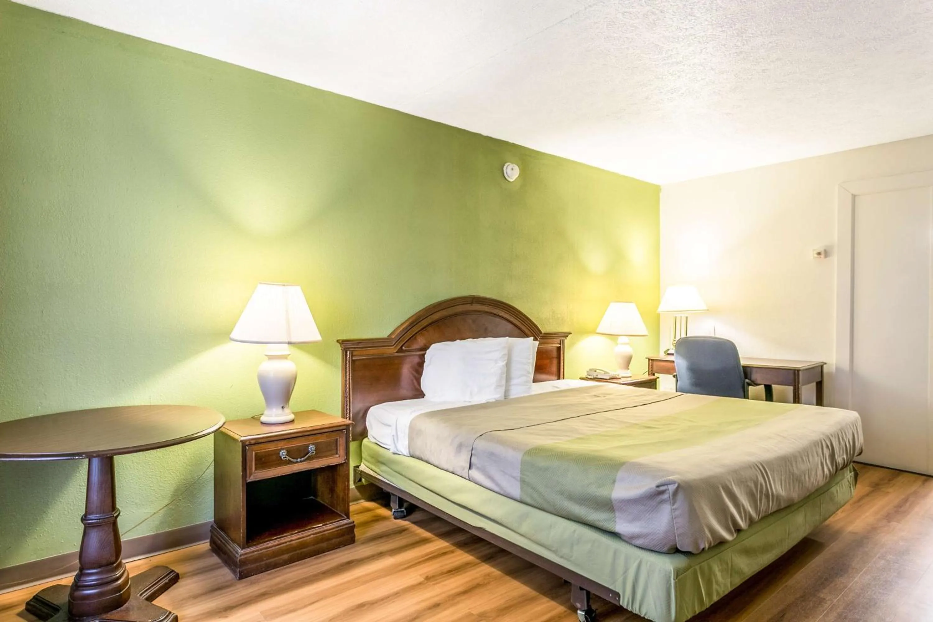 Photo of the whole room, Bed in Americas Best Value Inn Edgewood, MD