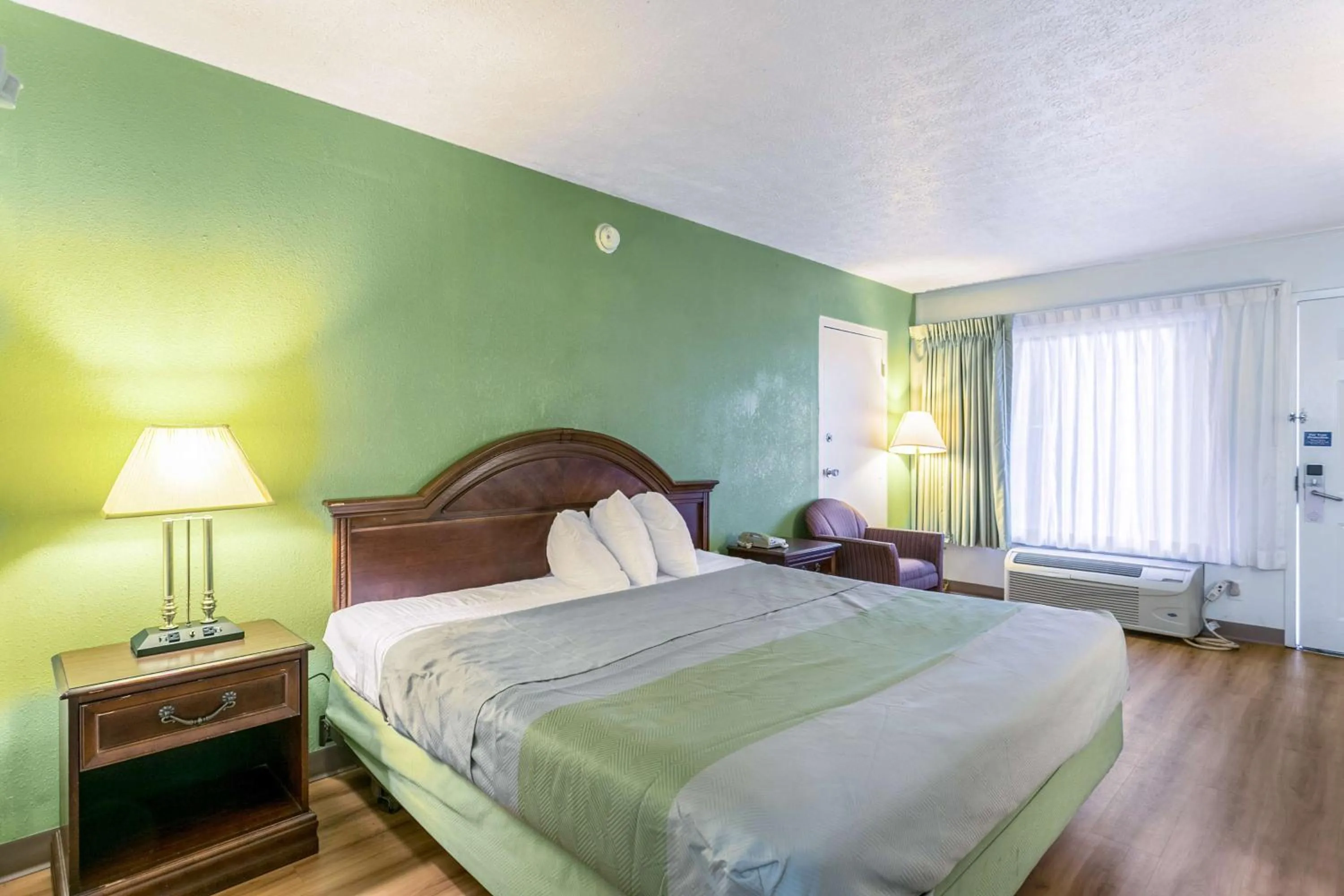 Photo of the whole room, Bed in Americas Best Value Inn Edgewood, MD