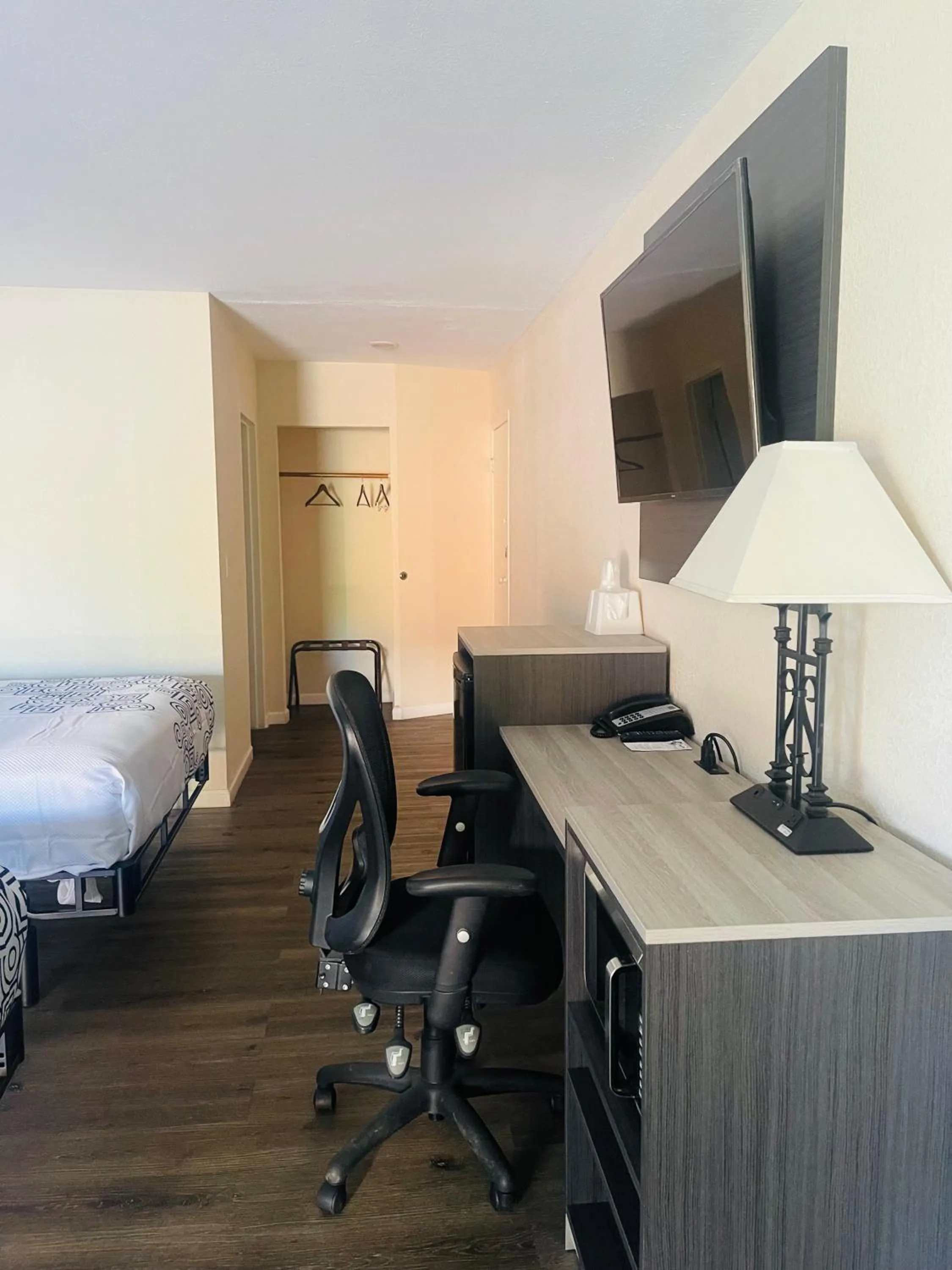 Bed in Super Inn Downtown