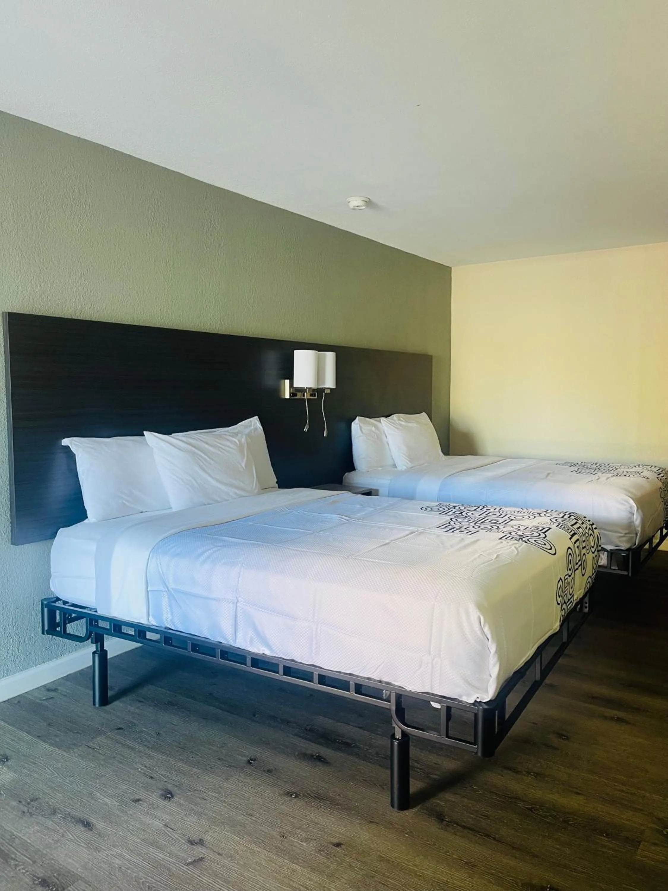 Bed in Super Inn Downtown