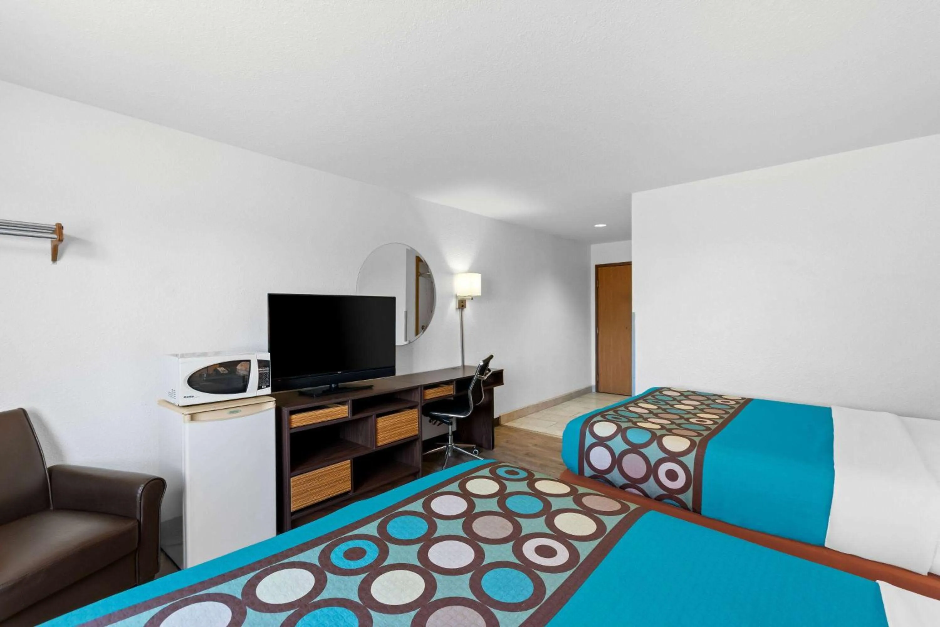 Photo of the whole room, Bed in Super 8 by Wyndham Elizabethtown