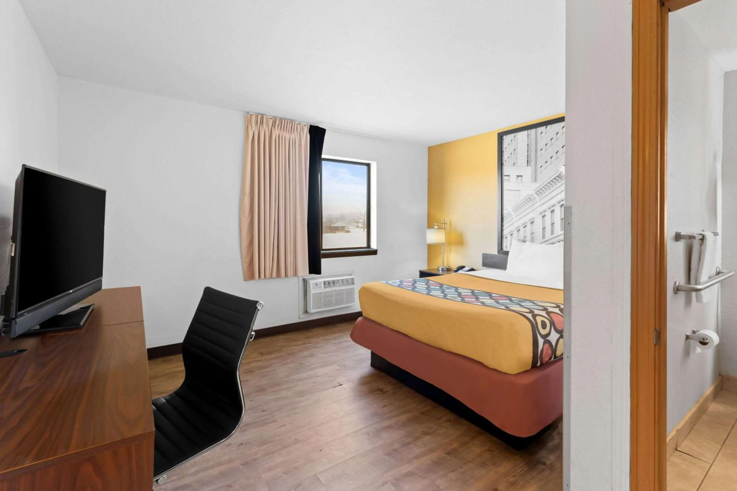 Photo of the whole room, Bed in Super 8 by Wyndham Elizabethtown