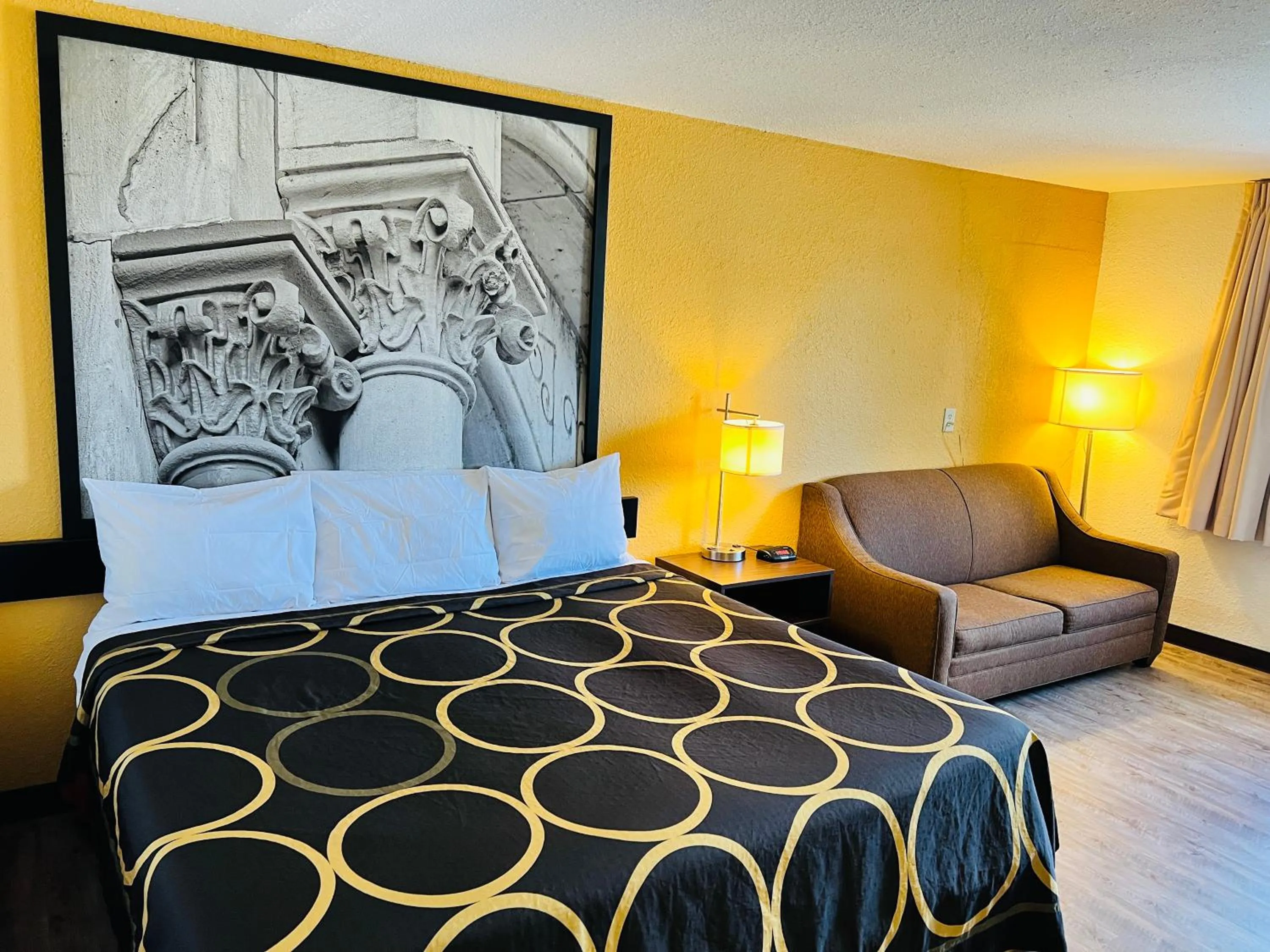Seating area, Bed in Super 8 by Wyndham Elizabethtown