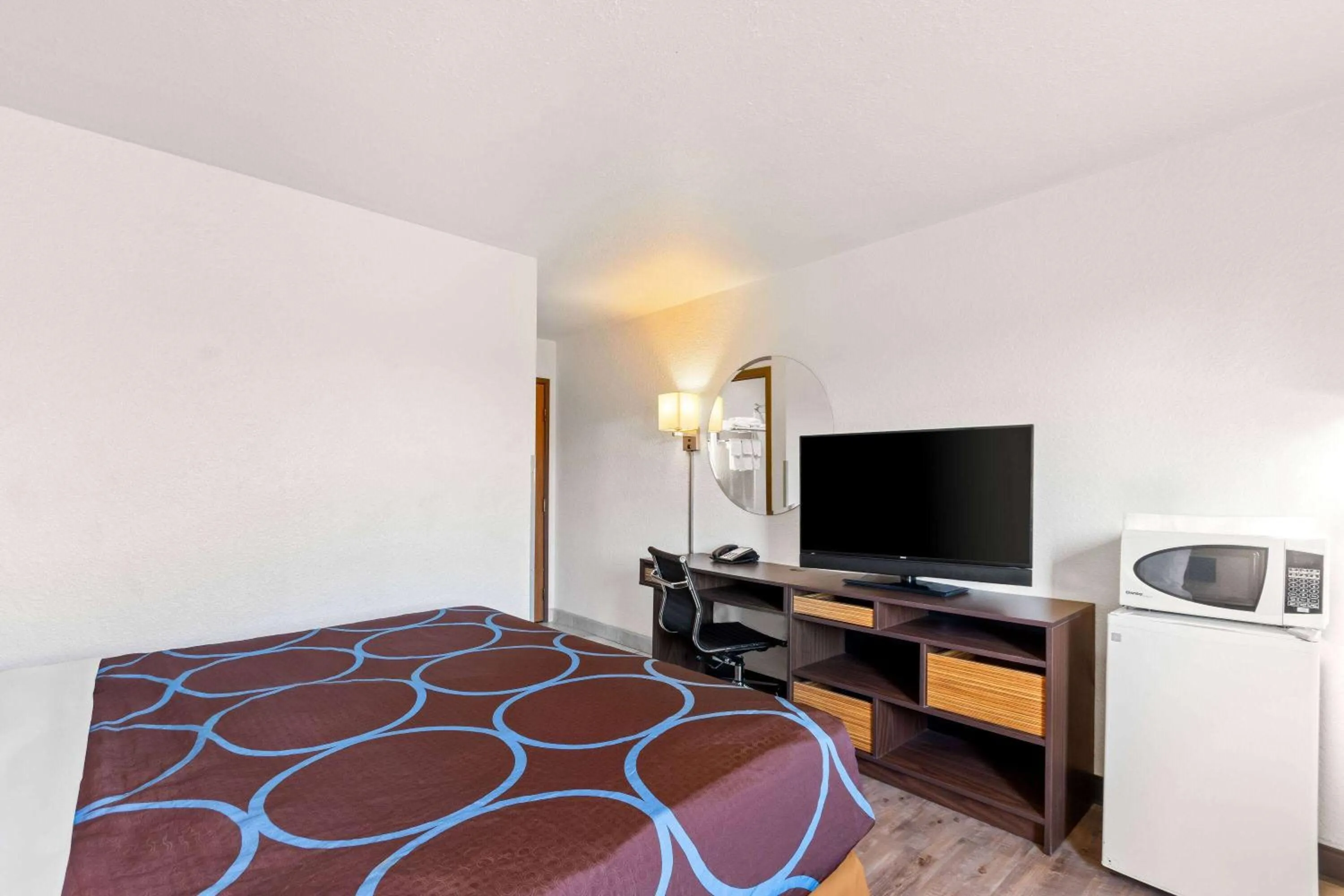 Photo of the whole room, Bed in Super 8 by Wyndham Elizabethtown